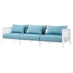 Grand canapé d'extérieur contemporain en aluminium blanc, recouvert de tissu Sunbrella bleu minéral