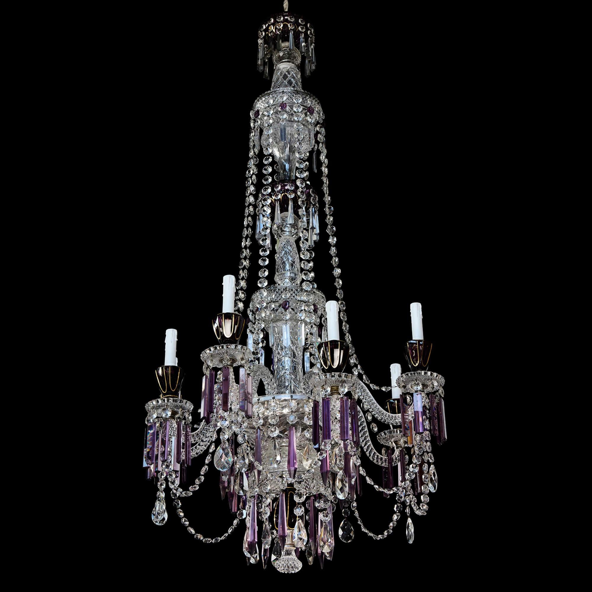 Grande lampadario continentale antico in vetro tagliato viola ametista del XIX secolo