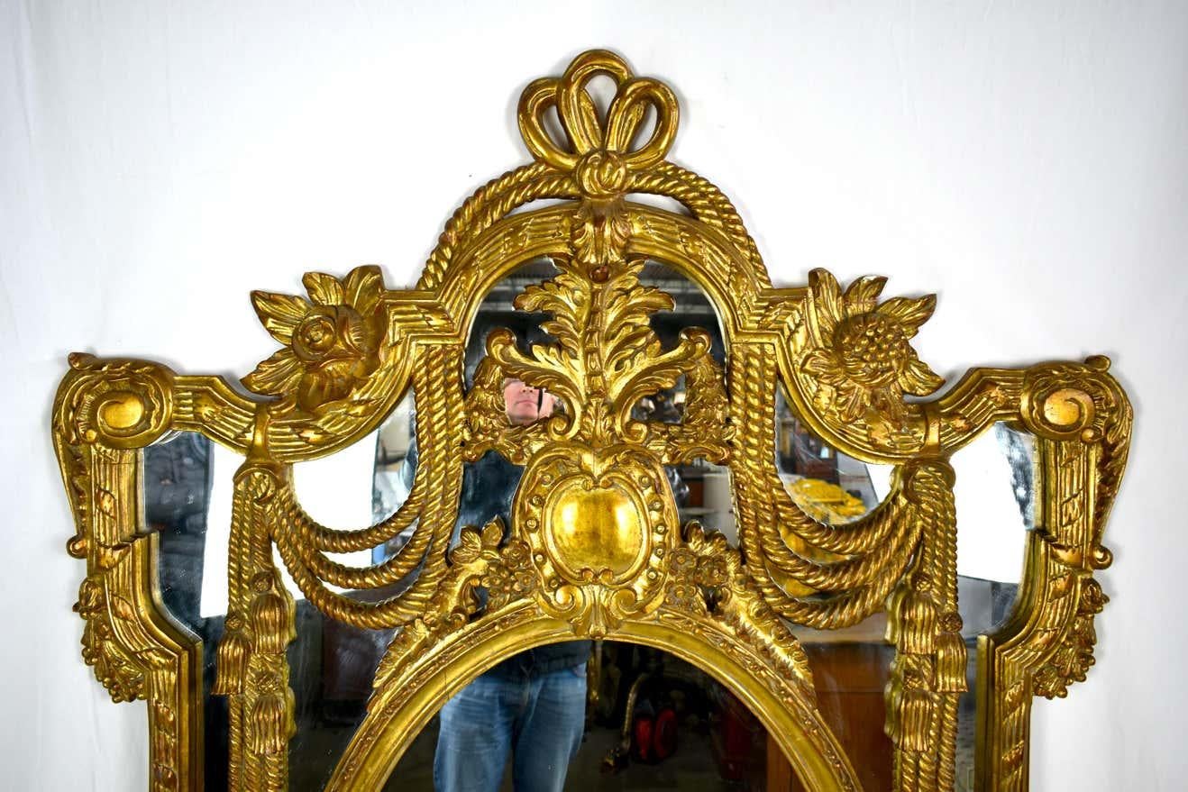 Doré Grand miroir continental en vente