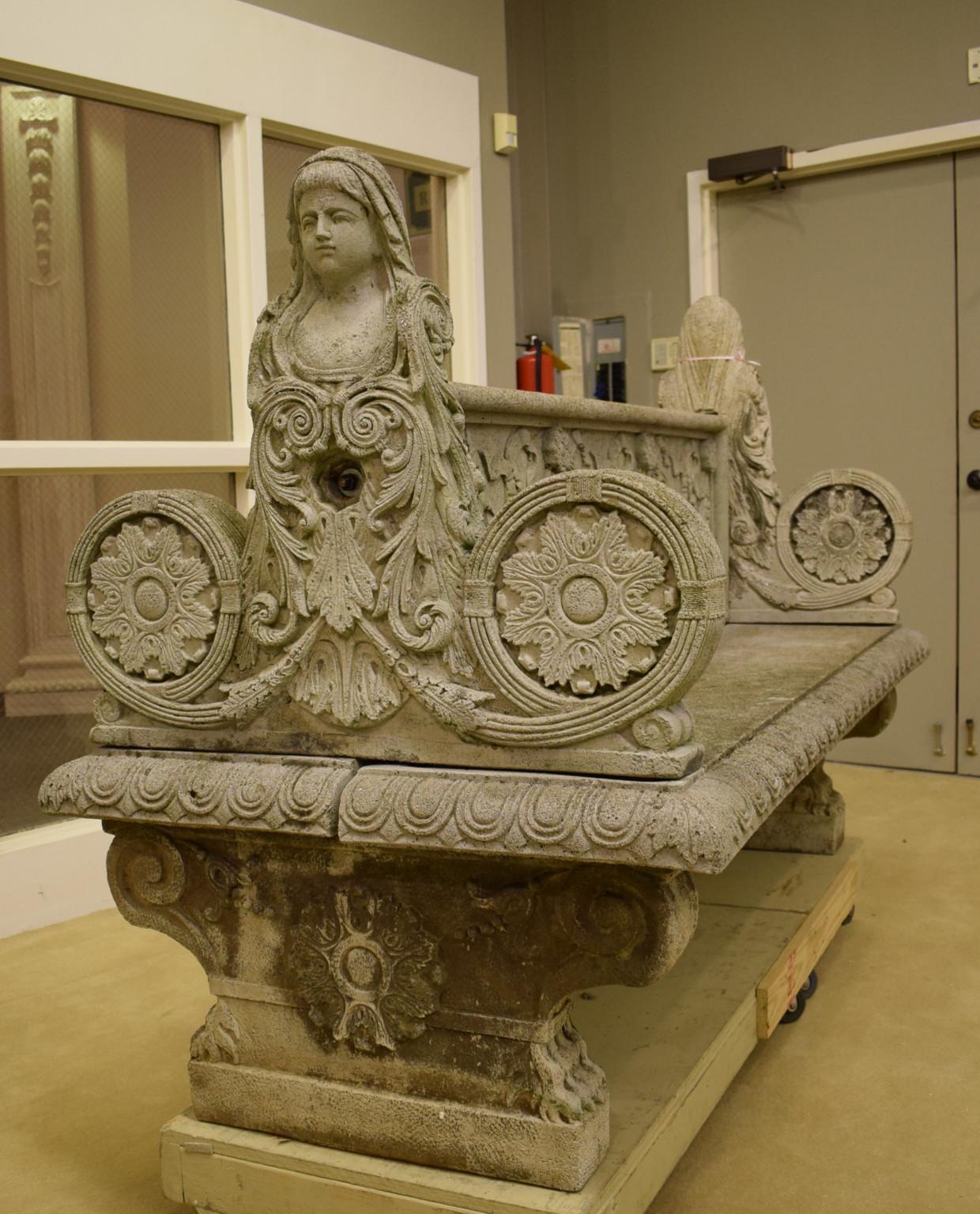 Européen Grand banc néoclassique continental à double face en pierre moulée, pierre calcaire en vente