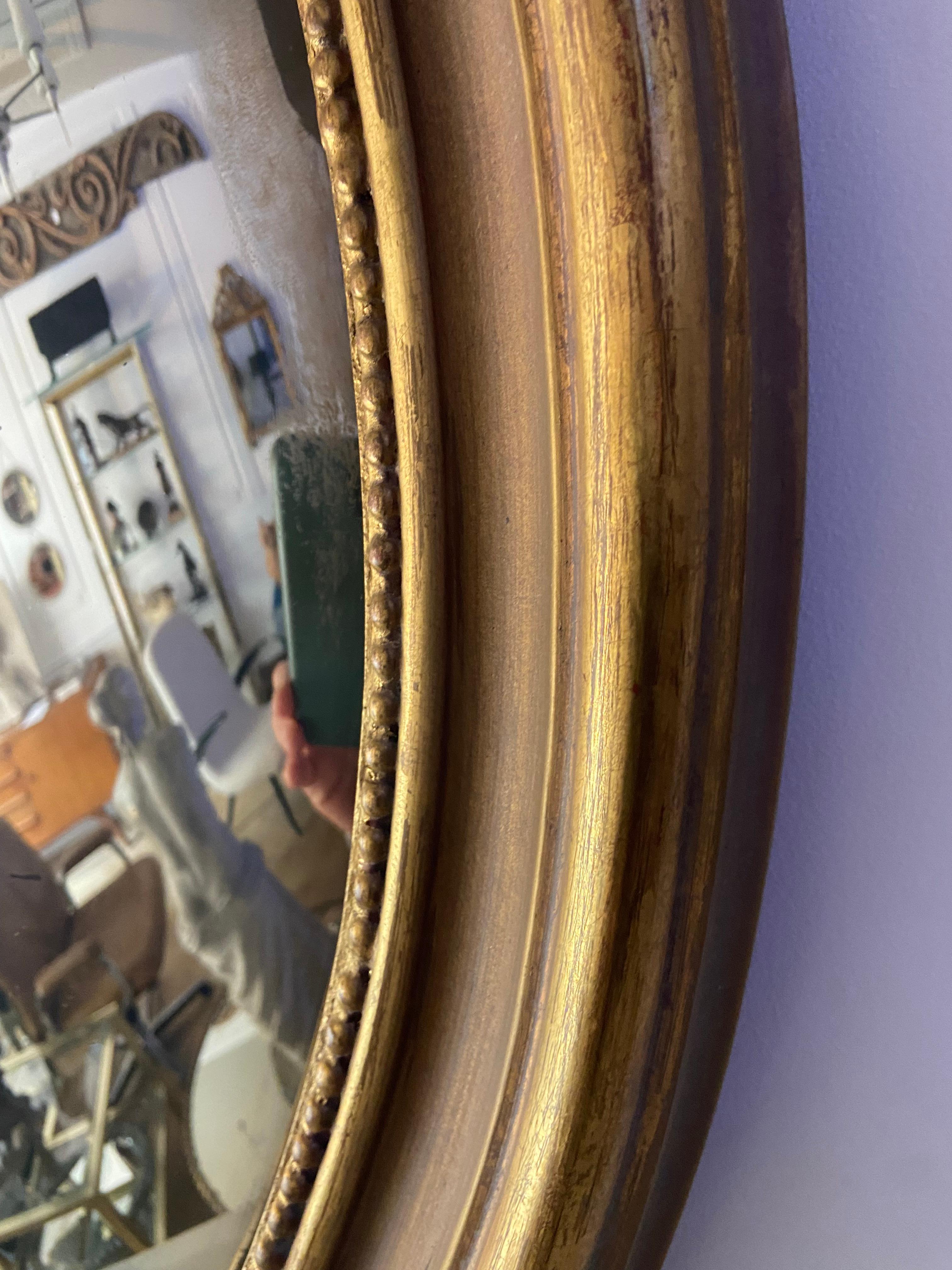 Gran espejo convexo de madera dorada Victoriano temprano en venta