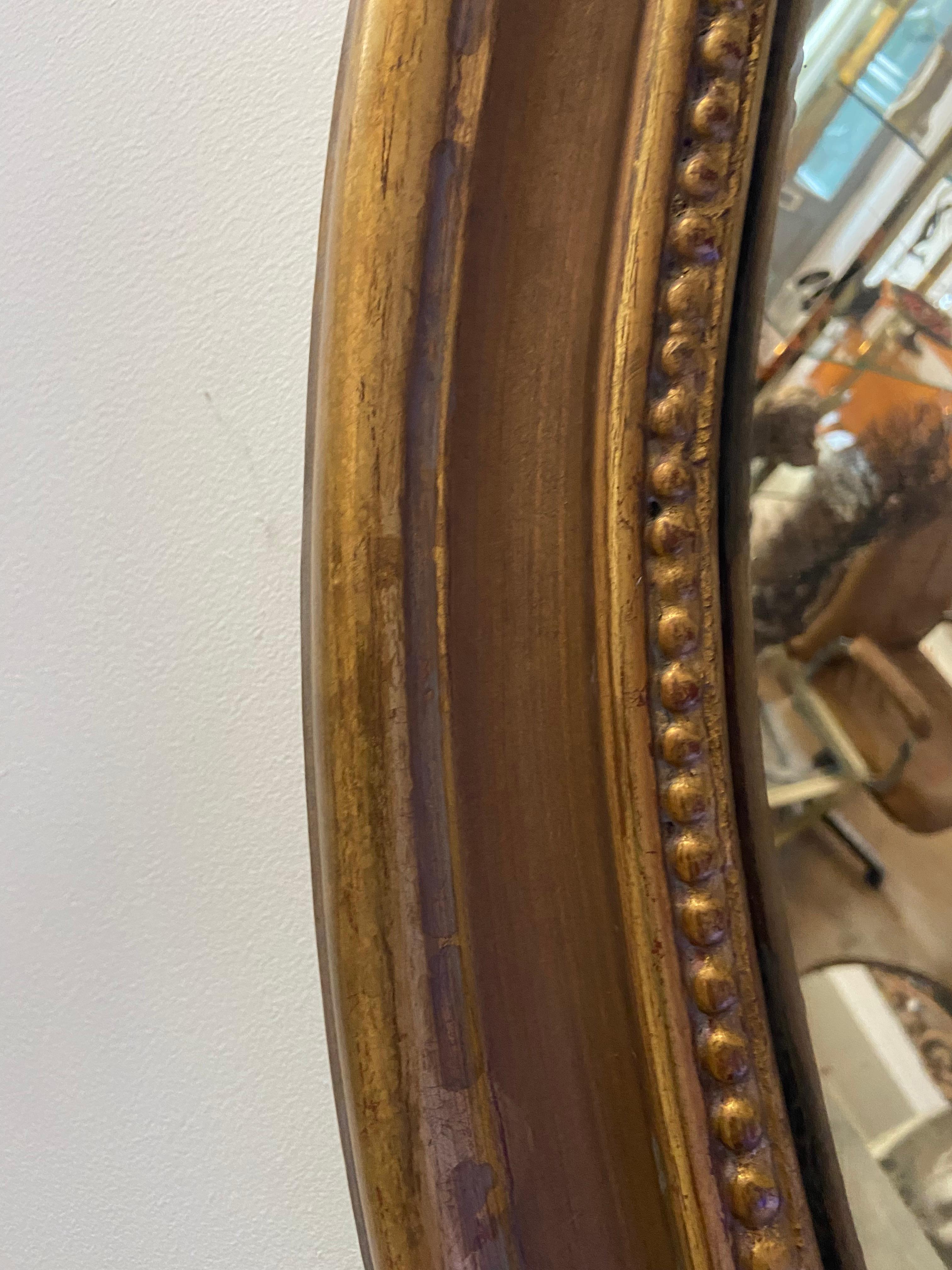 Gran espejo convexo de madera dorada Inglés en venta
