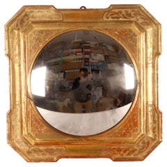 Großer konvexer Spiegel mit quadratischem, vergoldetem Holzrahmen. Italien 1870.