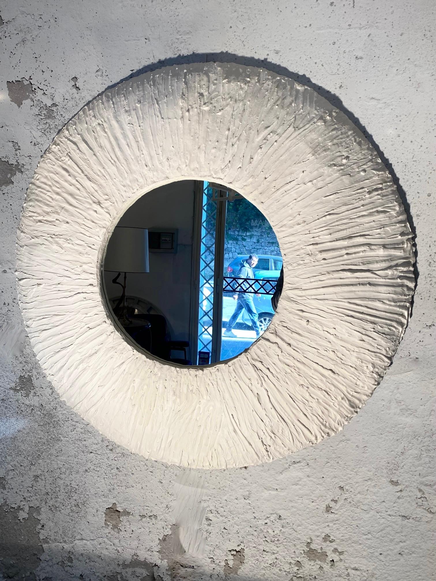 Convex circular plaster mirror with organic streaked texture
The mirror is completely handmade and each piece is unique.

Measures: Diameter 43.30”
Deep 6”
Mirror plate 19.68”.
 