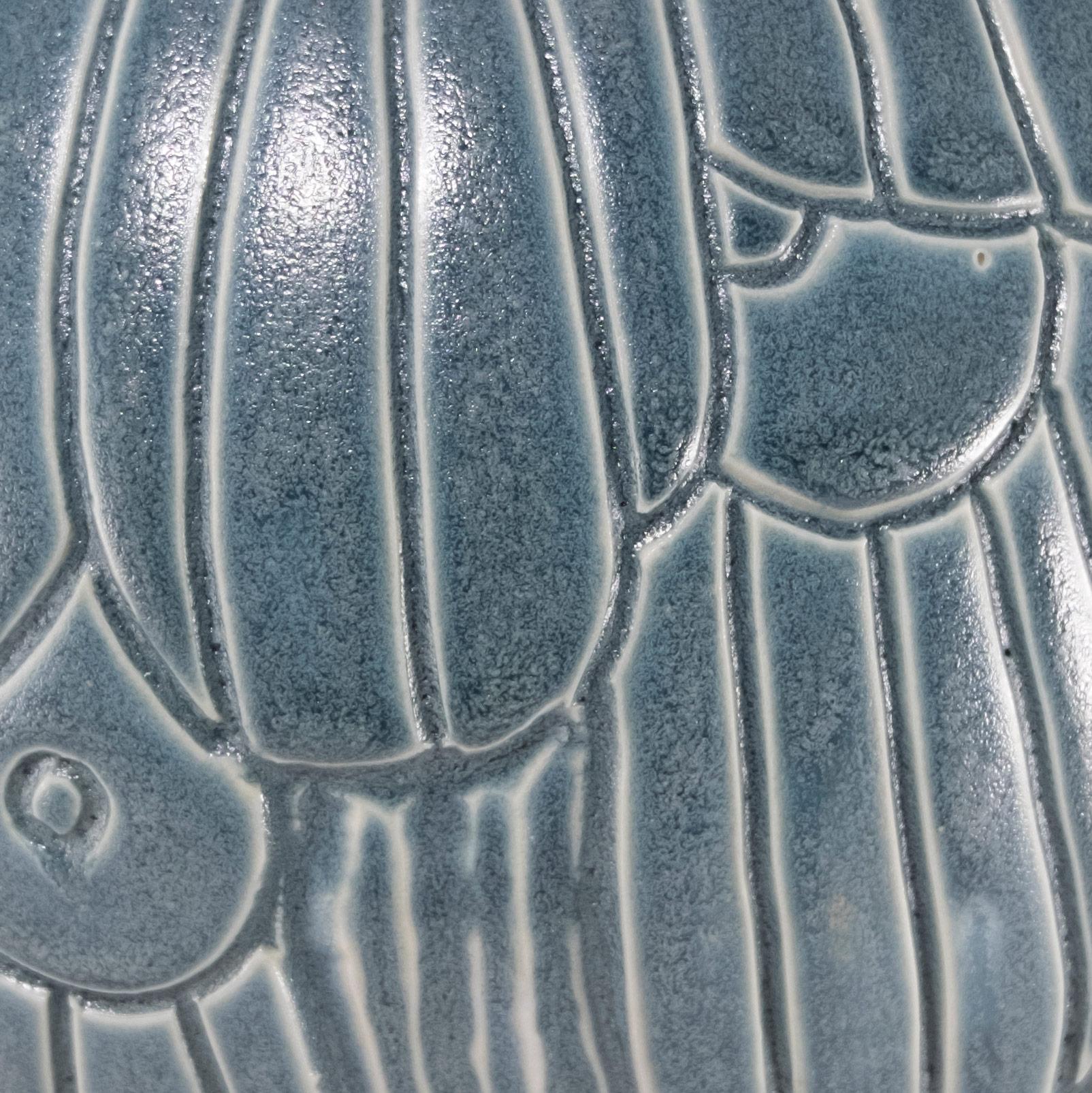 Große handgeschnitzte Porzellan-Kunstkeramik-Vase „Copan“ (amerikanisch) im Angebot