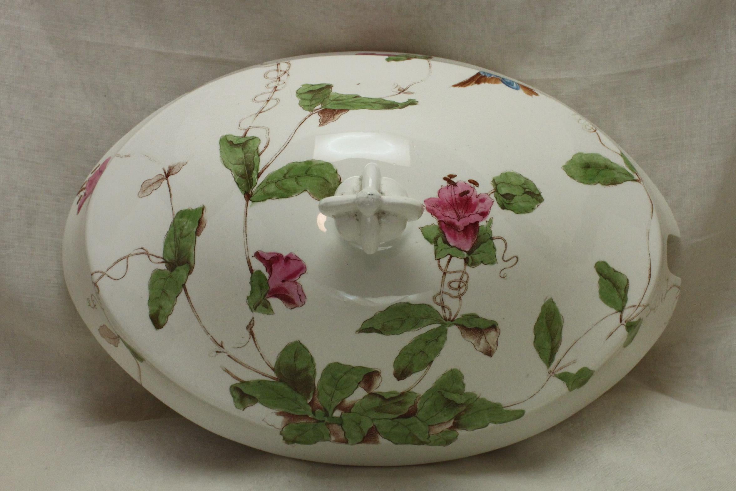 This large W T Copeland boat shaped, lidded soup tureen on stand, is decorated with a hand coloured printed pattern featuring climbing plants, flowers, hummingbirds and butterflies. Fittingly the name given to this shape of dinnerware is Venice,