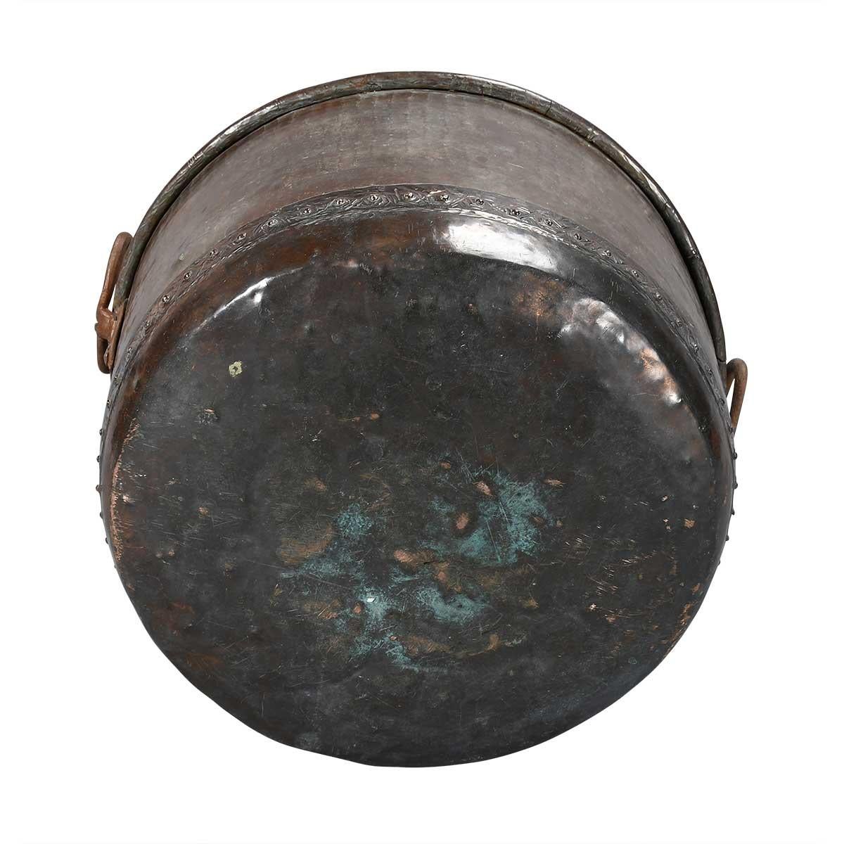 Un grande calderone in ottone con fondo in rame e pesanti manici ad anello in ferro. Con una superficie ben patinata. Perfetto per essere utilizzato come cestino per tronchi, fioriera o contenitore per il vino.