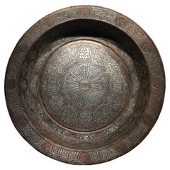 Grand bassin en cuivre, incrusté d'argent, Égypte, 19e siècle ou avant.