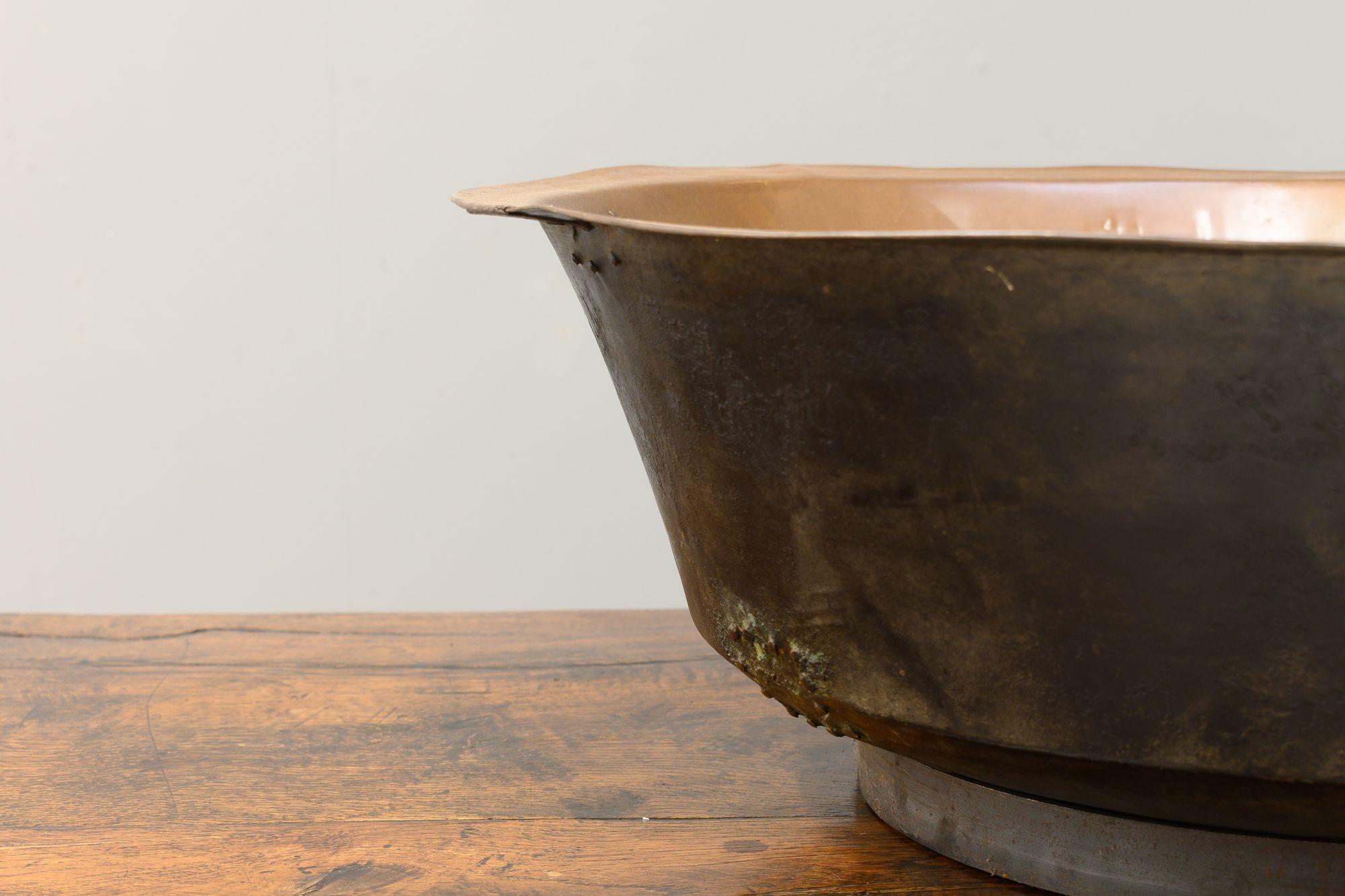 Grand bol en cuivre avec patine et réparations anciennes.
Circa 1880.
H 22cm x L 67cm x P 67cm