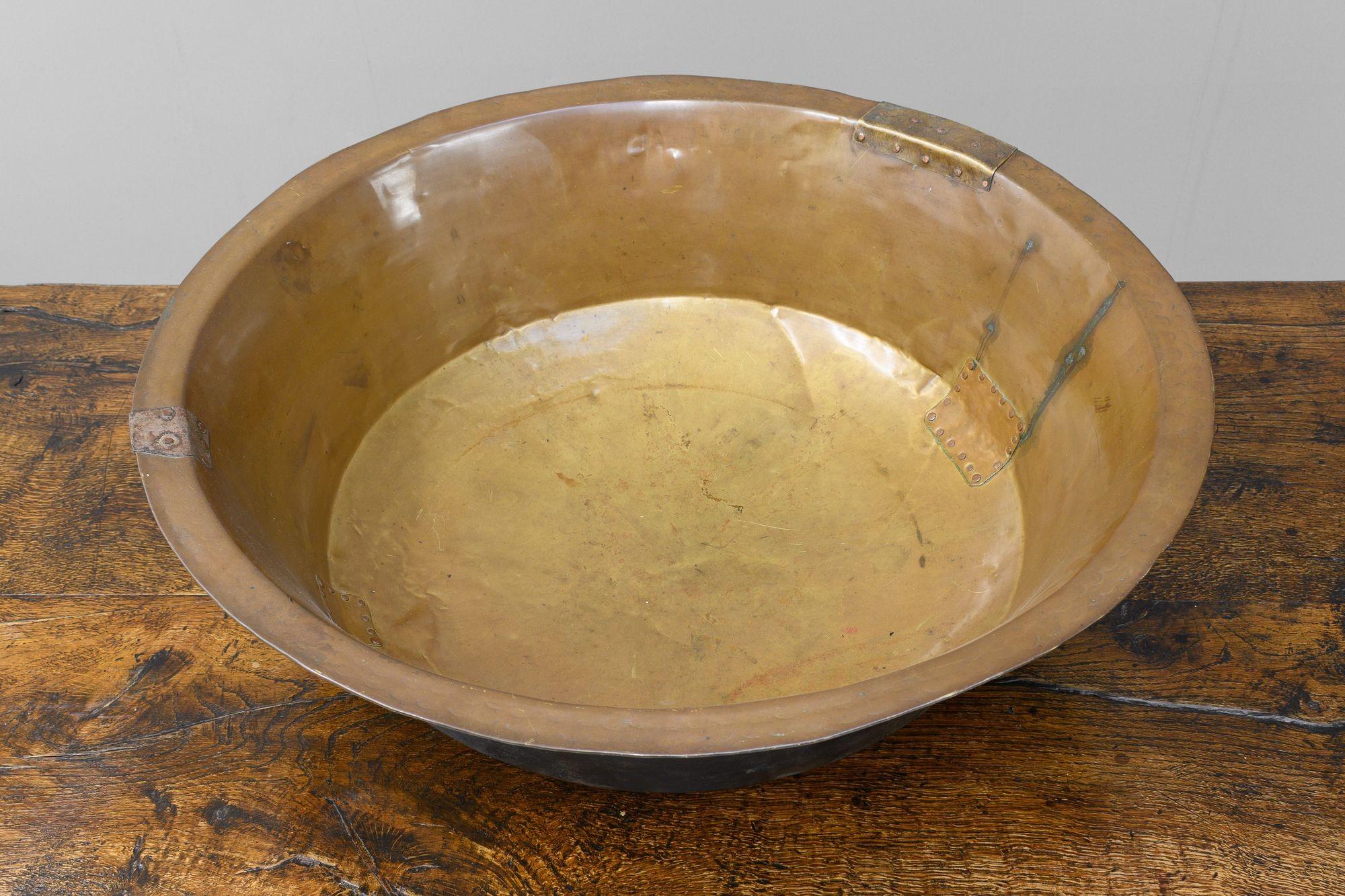 Rustique Grand bol en cuivre en vente