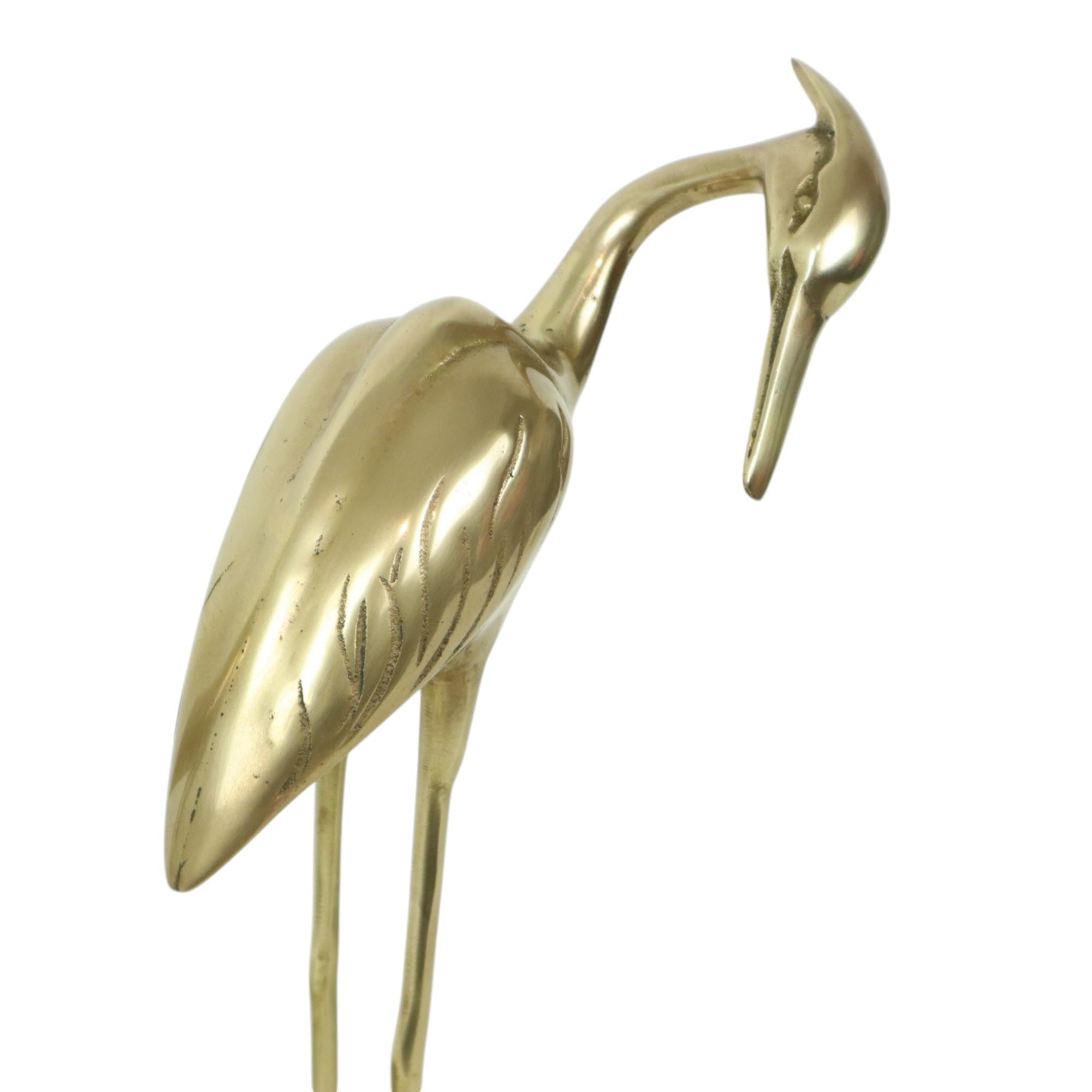 Magnifiques grandes statues, sculptures d'un couple de grues ou de hérons, en cuivre jaune ou en laiton, style Hollywood Regency des années 1970, Corée, 1 statue porte encore l'autocollant 