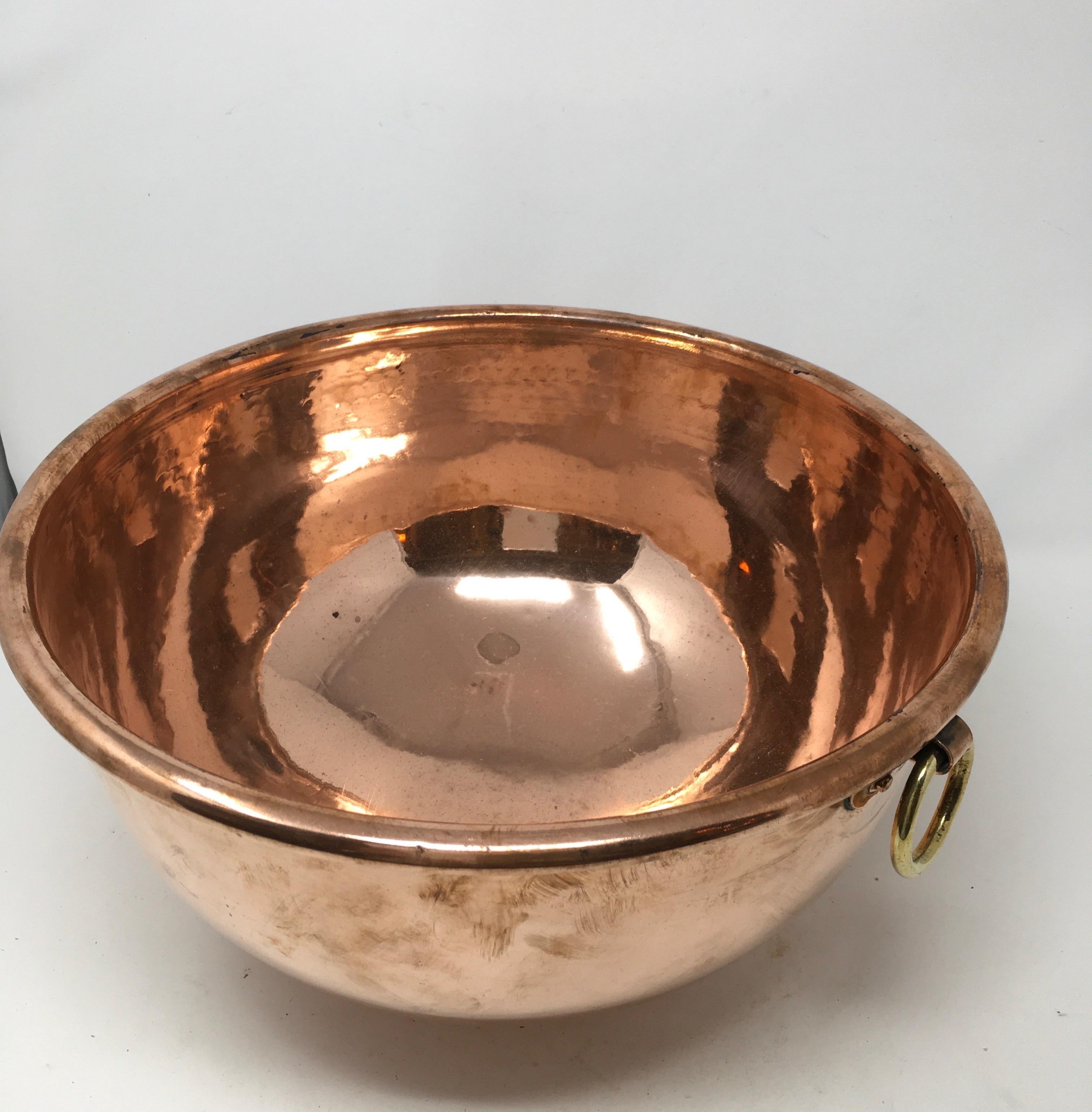 Large copper mixing bowl with brass loop handle. Found in England. This beautiful copper bowl will make a nice addition to any kitchen decor. 

This piece weighs 4.5 lbs.