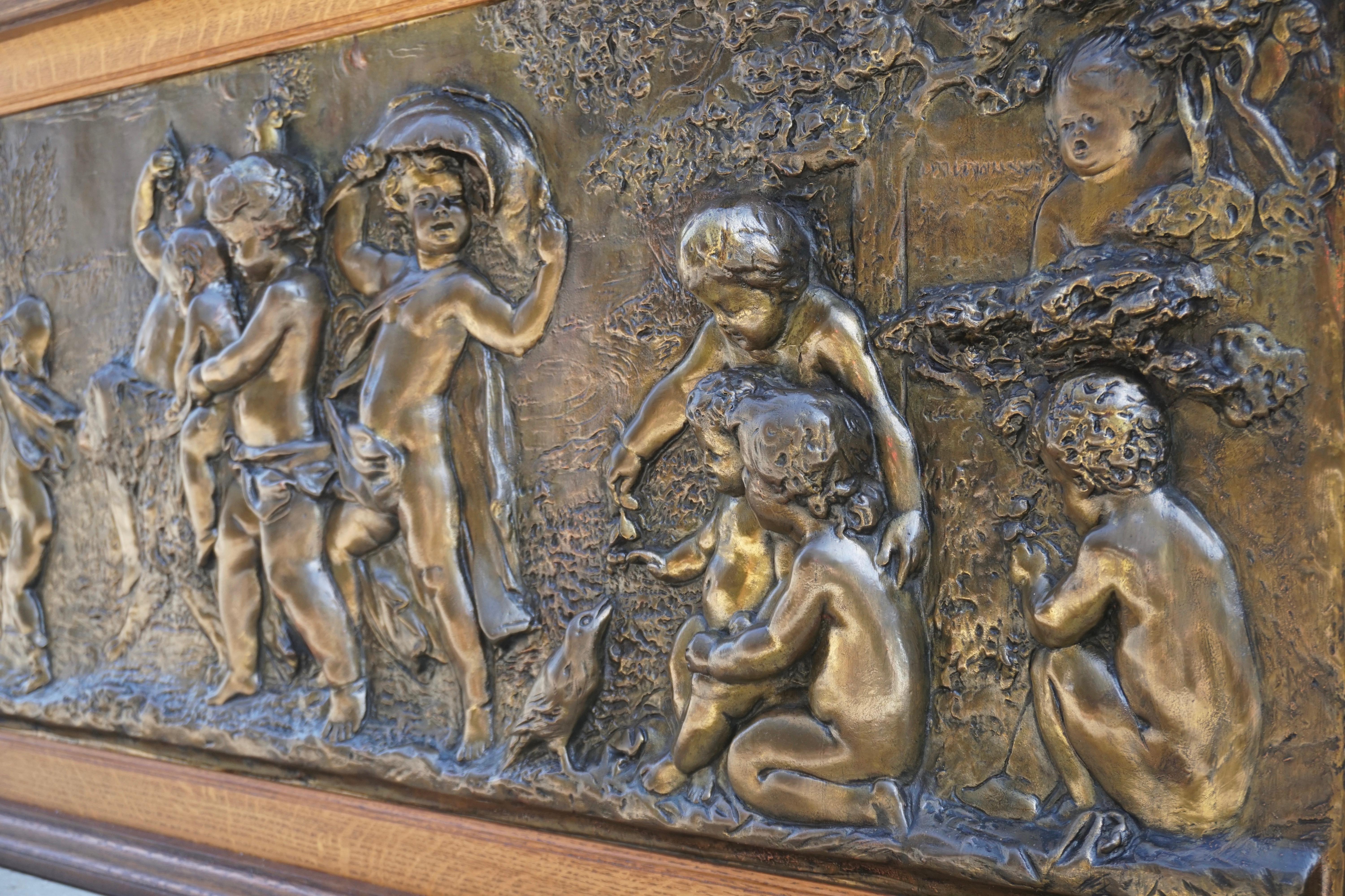 Extraordinaire et unique, ce magnifique grand panneau sculptural en cuivre représentant 16 charmantes Putti dansantes, jouant et s'amusant, avec 1 chien et 1 oiseau, d'après Clodion, début du 20e siècle. Les figures émergent vivement du sol, parfois