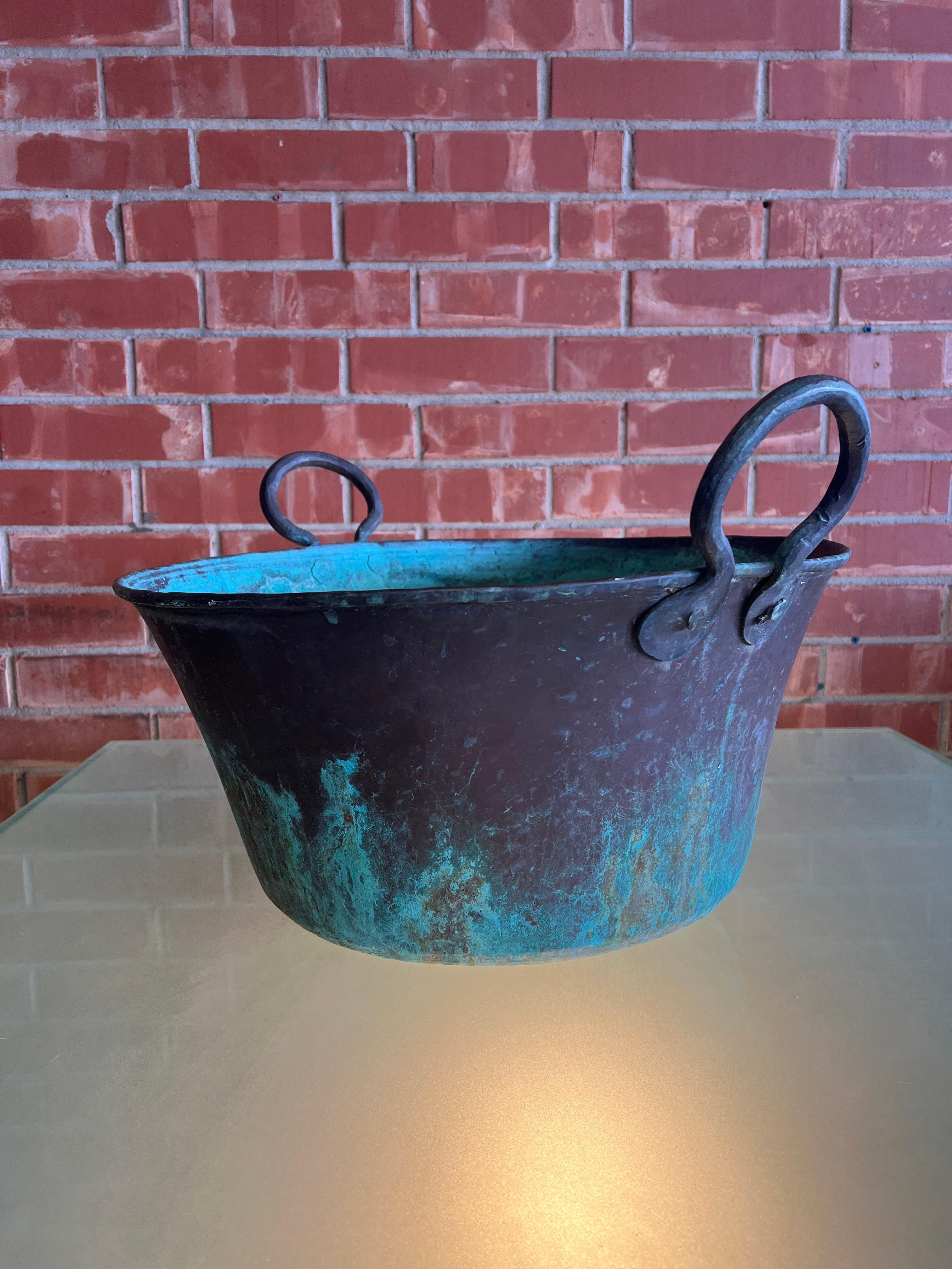 Rustique Grand pot ou jardinière en cuivre en vente