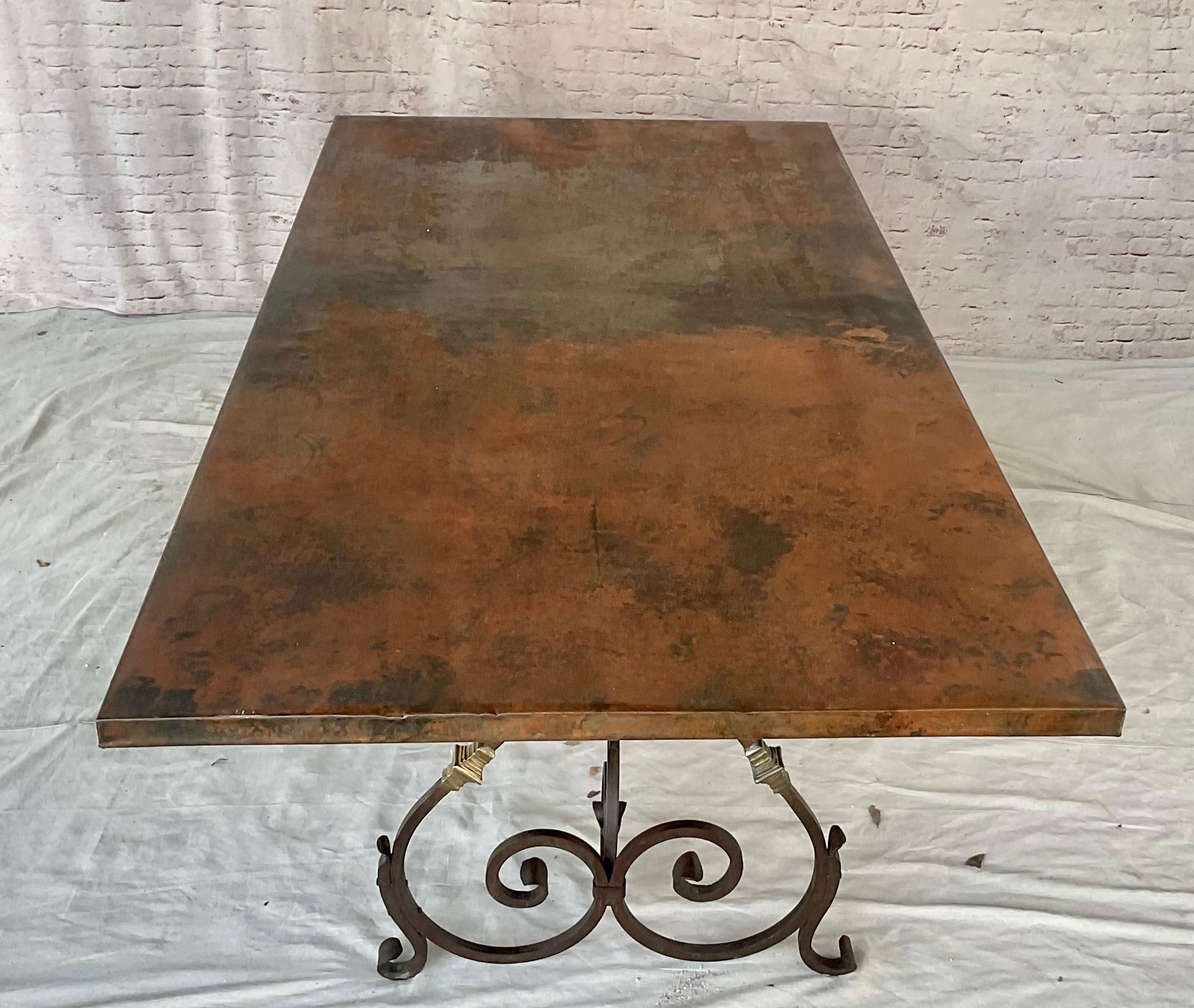 Mesa de comedor grande con tablero de cobre Base de hierro forjado a mano en venta 3