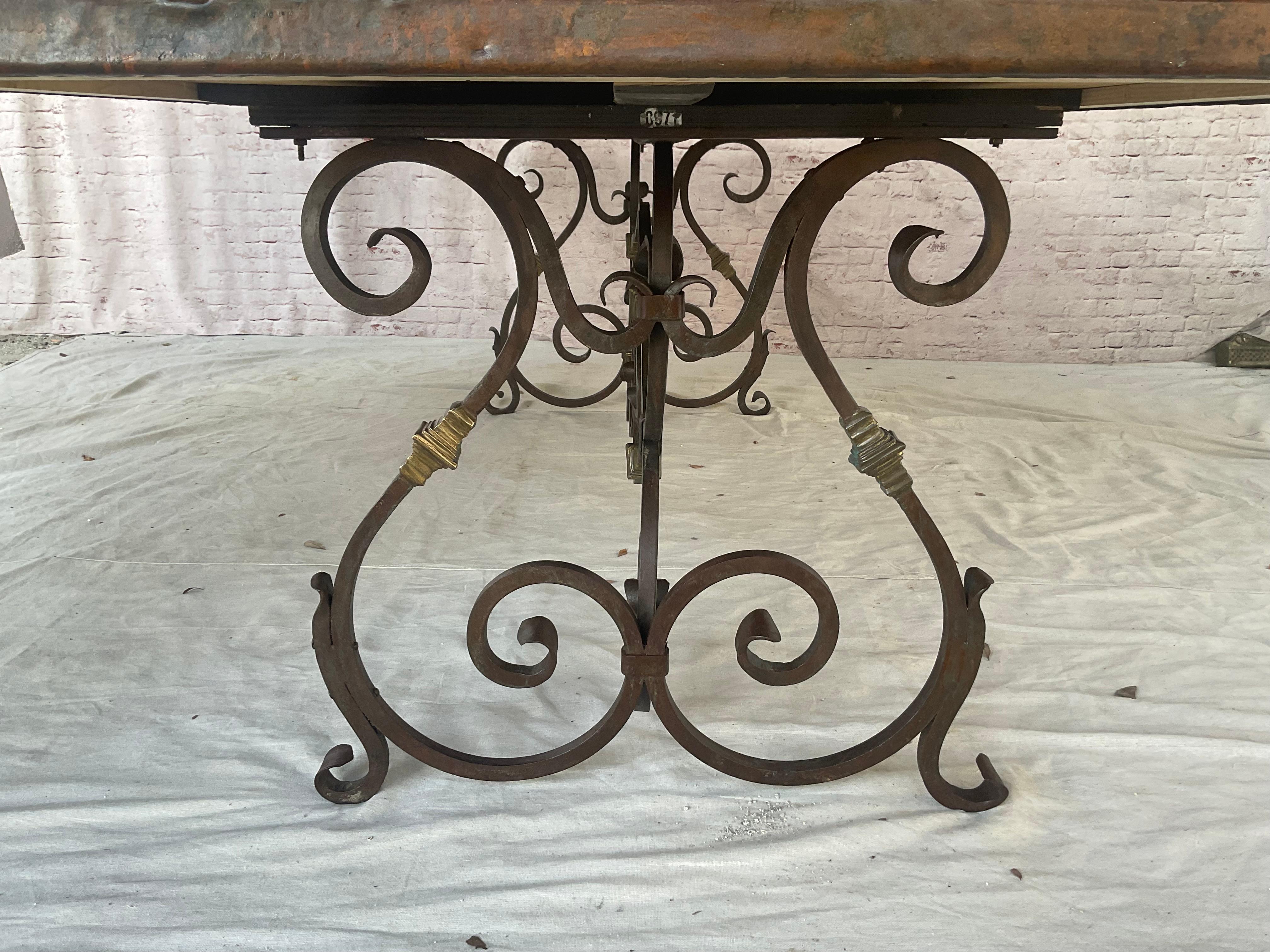 Mesa de comedor grande con tablero de cobre Base de hierro forjado a mano en venta 4