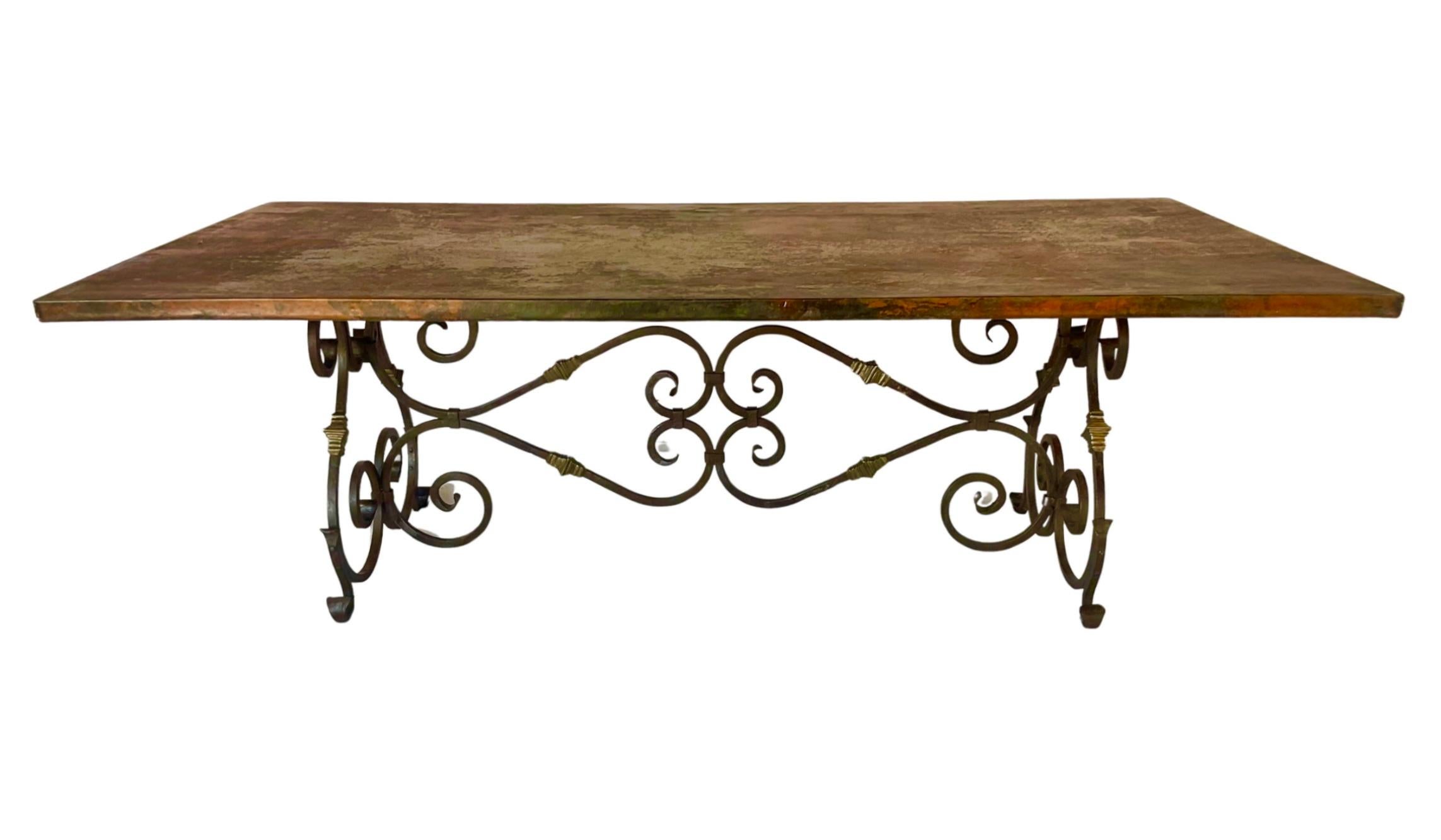 Mesa de comedor grande con tablero de cobre Base de hierro forjado a mano en venta 5