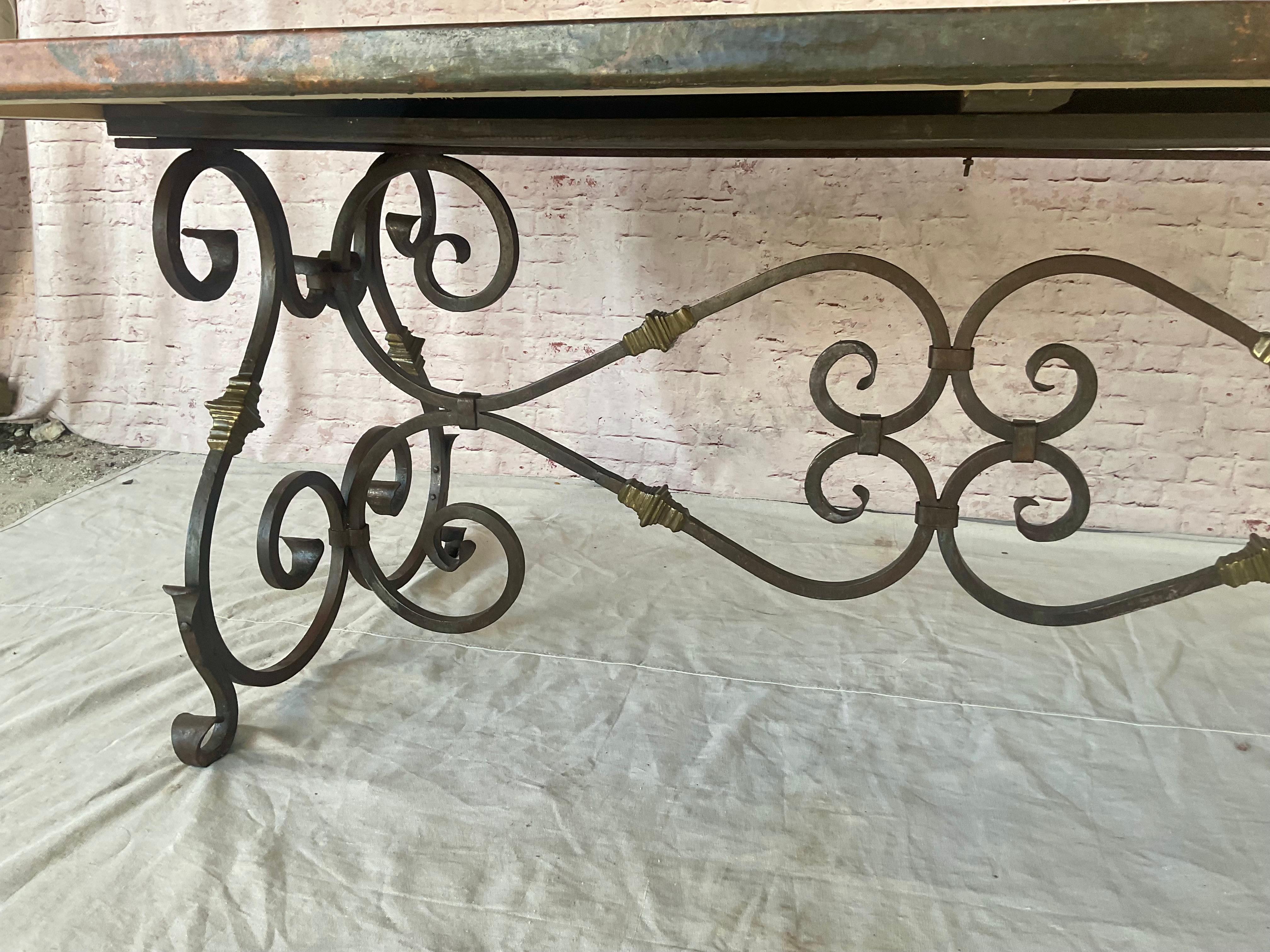 Mesa de comedor grande con tablero de cobre Base de hierro forjado a mano en Bueno estado para la venta en Bradenton, FL