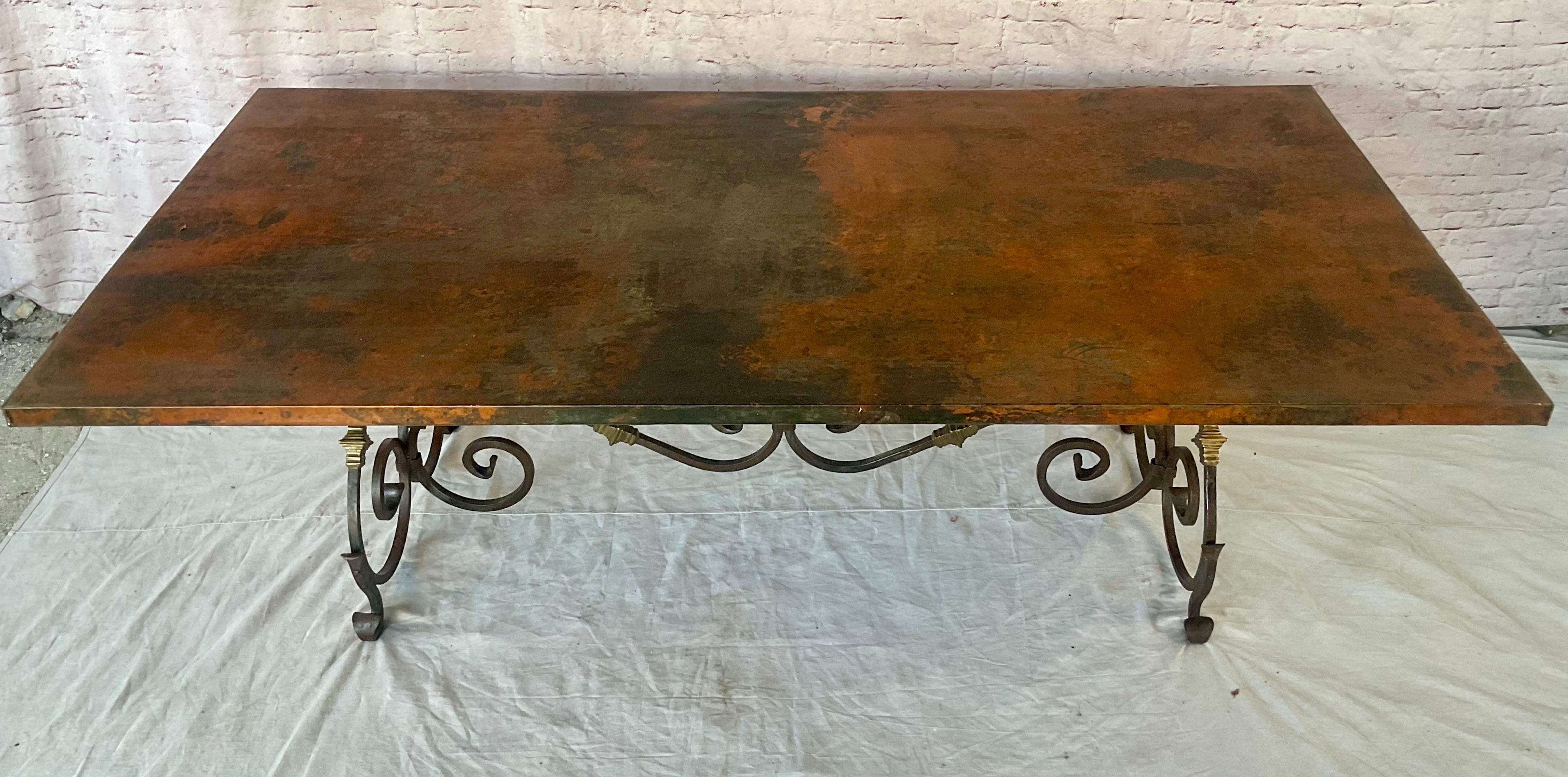 Mesa de comedor grande con tablero de cobre Base de hierro forjado a mano Cobre en venta