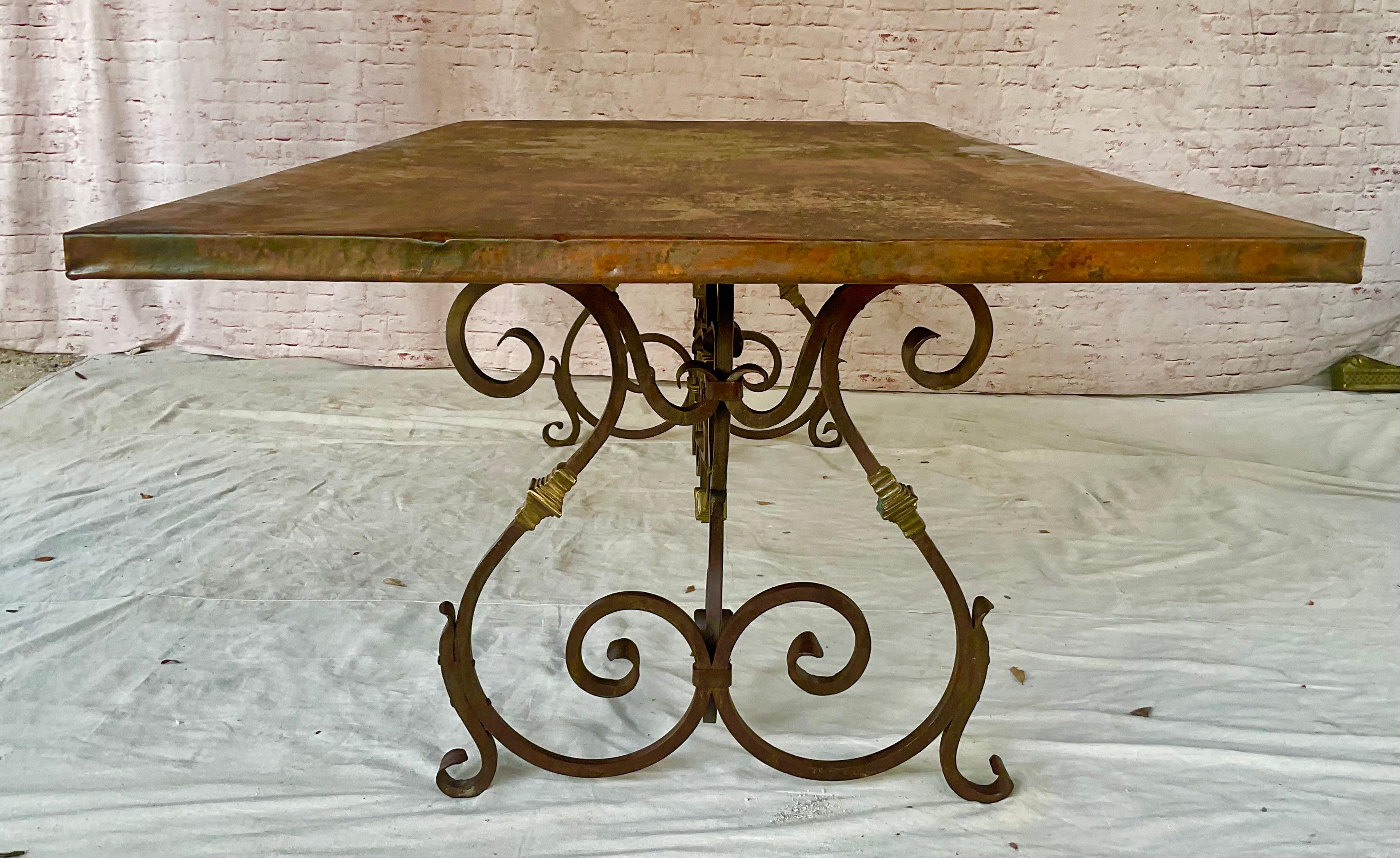 Mesa de comedor grande con tablero de cobre Base de hierro forjado a mano en venta 2