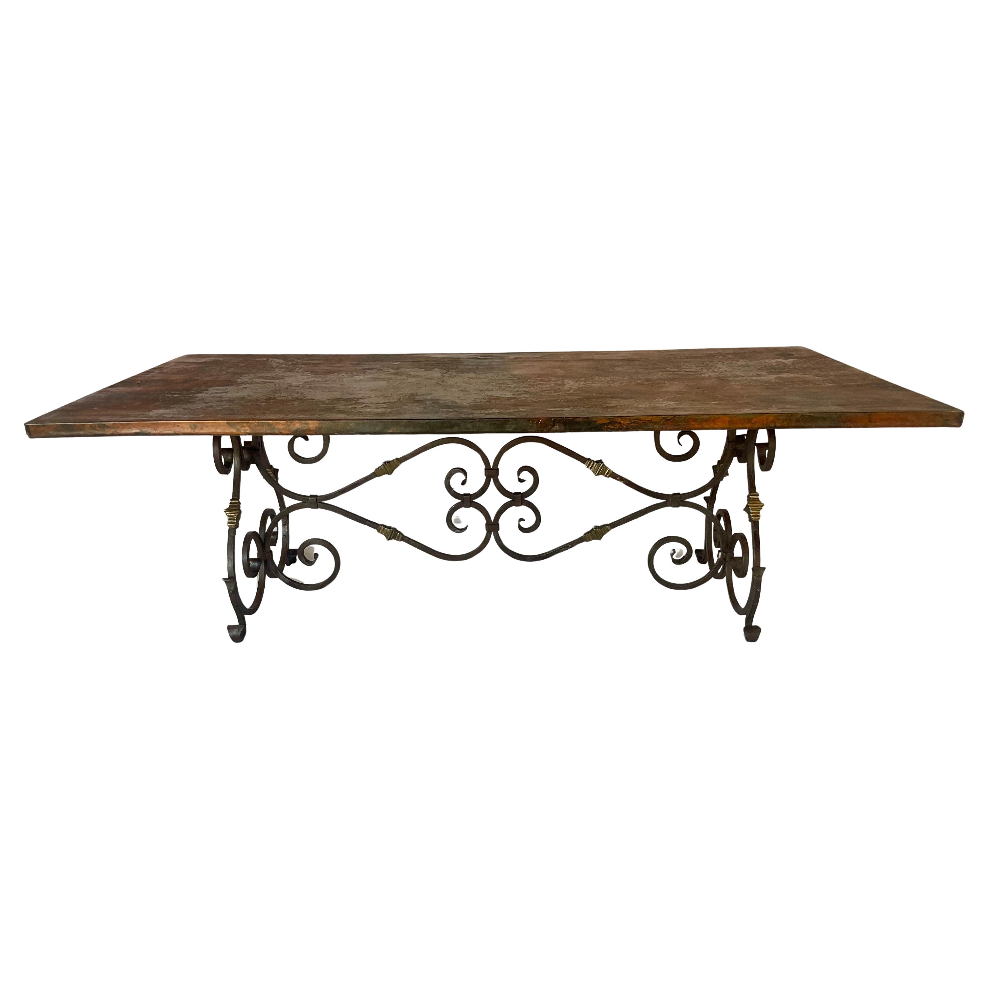 Mesa de comedor grande con tablero de cobre Base de hierro forjado a mano en venta