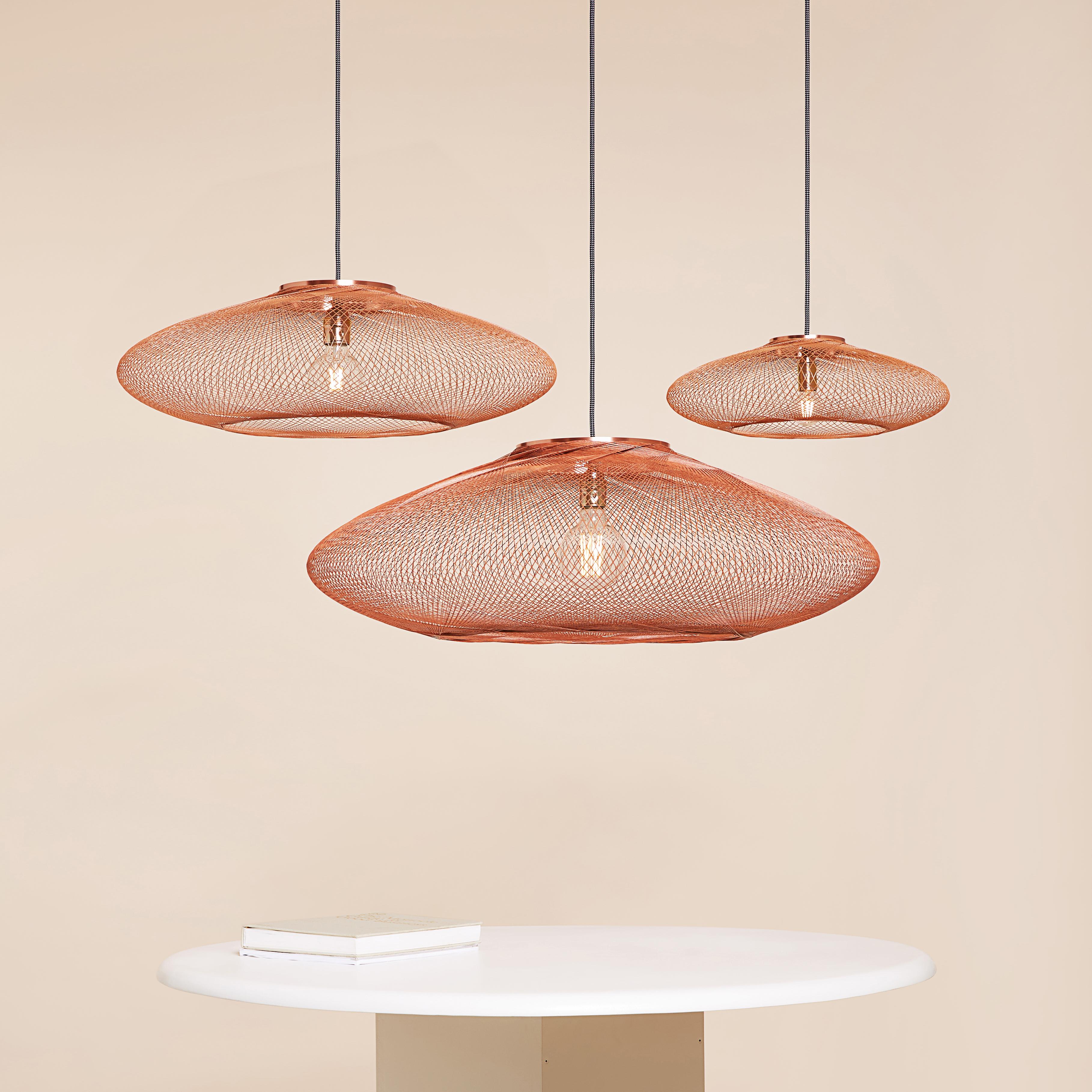 Large copper UFO pendant lamp by Atelier Robotiq
Dimensions: D 80 x H 24 cm
Materials: Resin-impregnated industrial fiber, brass.
Available with holder in copper/ brass/ black coated stainless steel.
Available in different colors, 3 sizes, and
