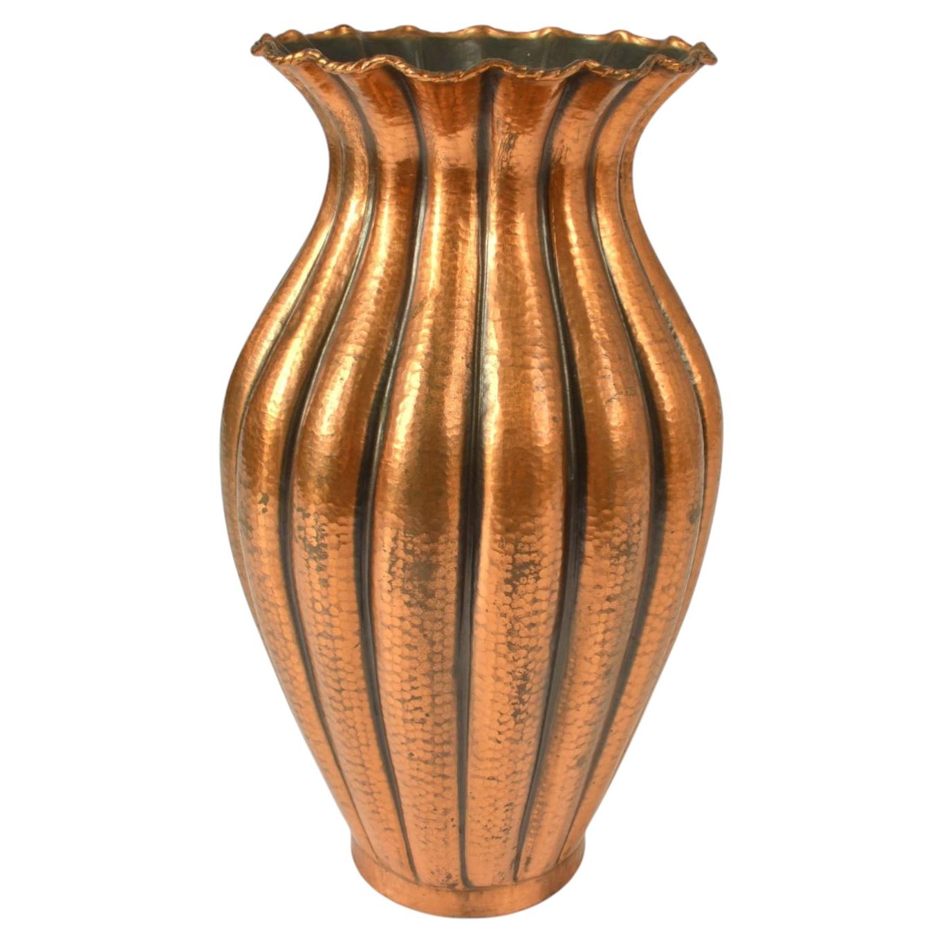Grande vaso in rame attribuito a Egidio Casagrande, martellato a mano, Italia anni '50