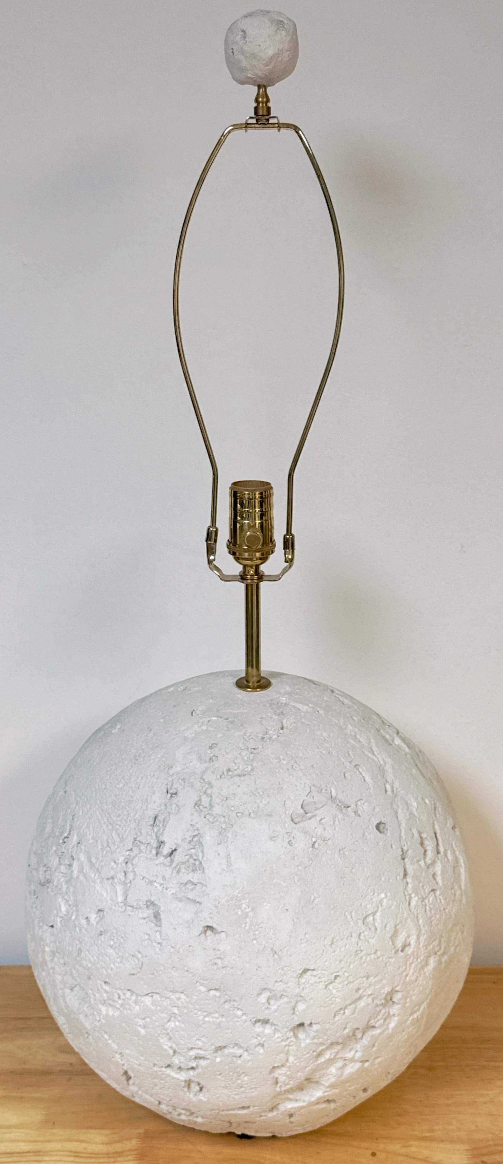 Lampada a forma di orbita in coquina e pietra corallina di grandi dimensioni, con terminale 

USA, circa anni '70

Una straordinaria lampada a globo in coquina/pietra corallina, un'opera naturalistica e scultorea modellata negli Stati Uniti,
