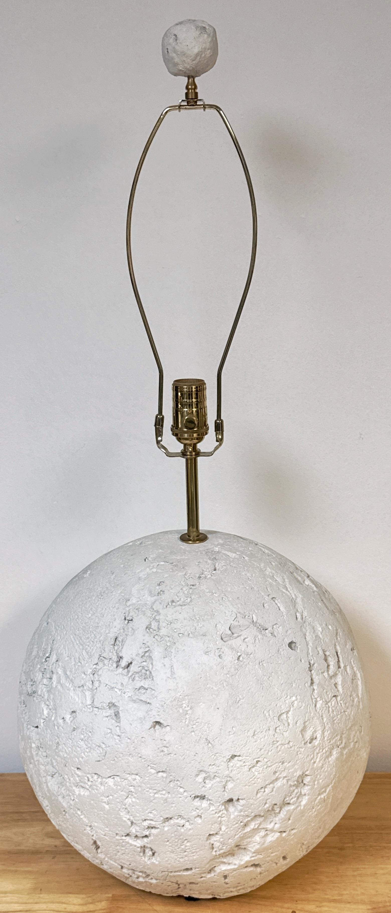 Mid-Century moderno Coquina grande/Corallo  Lampada a forma di orbita in pietra, con rifinitura in vendita