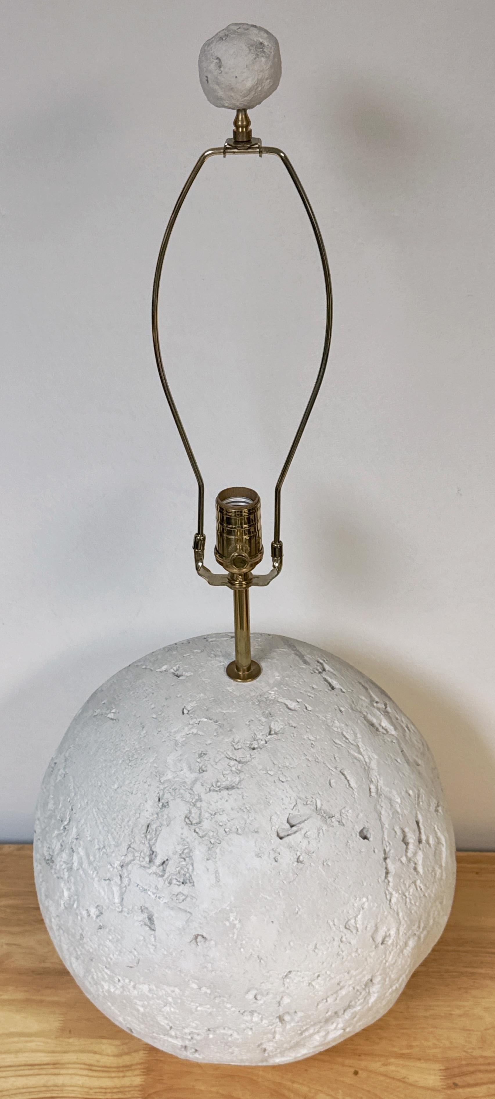Americano Coquina grande/Corallo  Lampada a forma di orbita in pietra, con rifinitura in vendita
