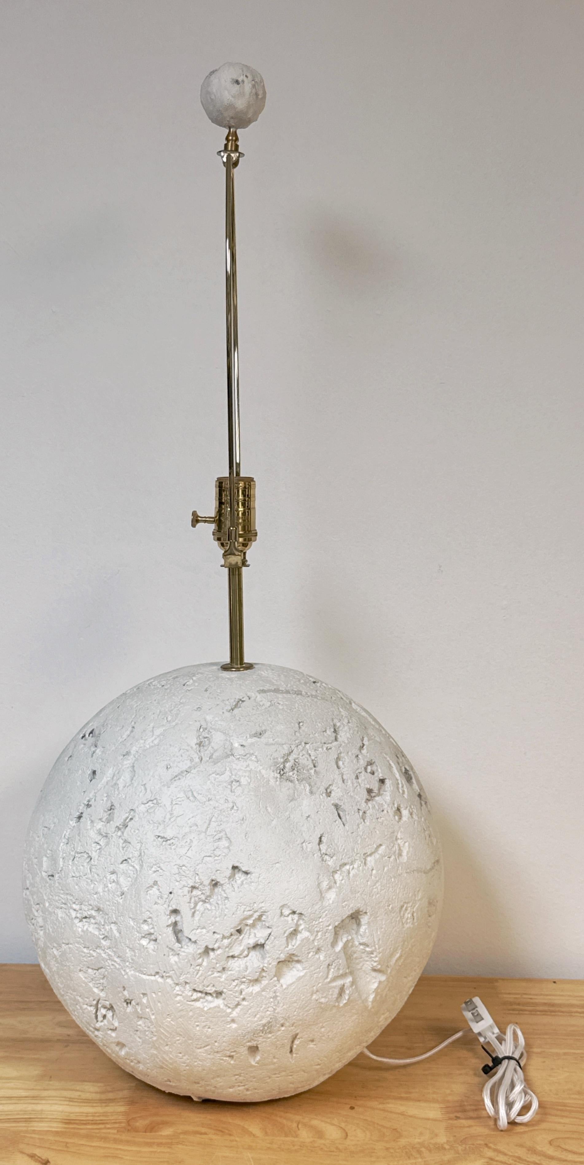 Stampato Coquina grande/Corallo  Lampada a forma di orbita in pietra, con rifinitura in vendita