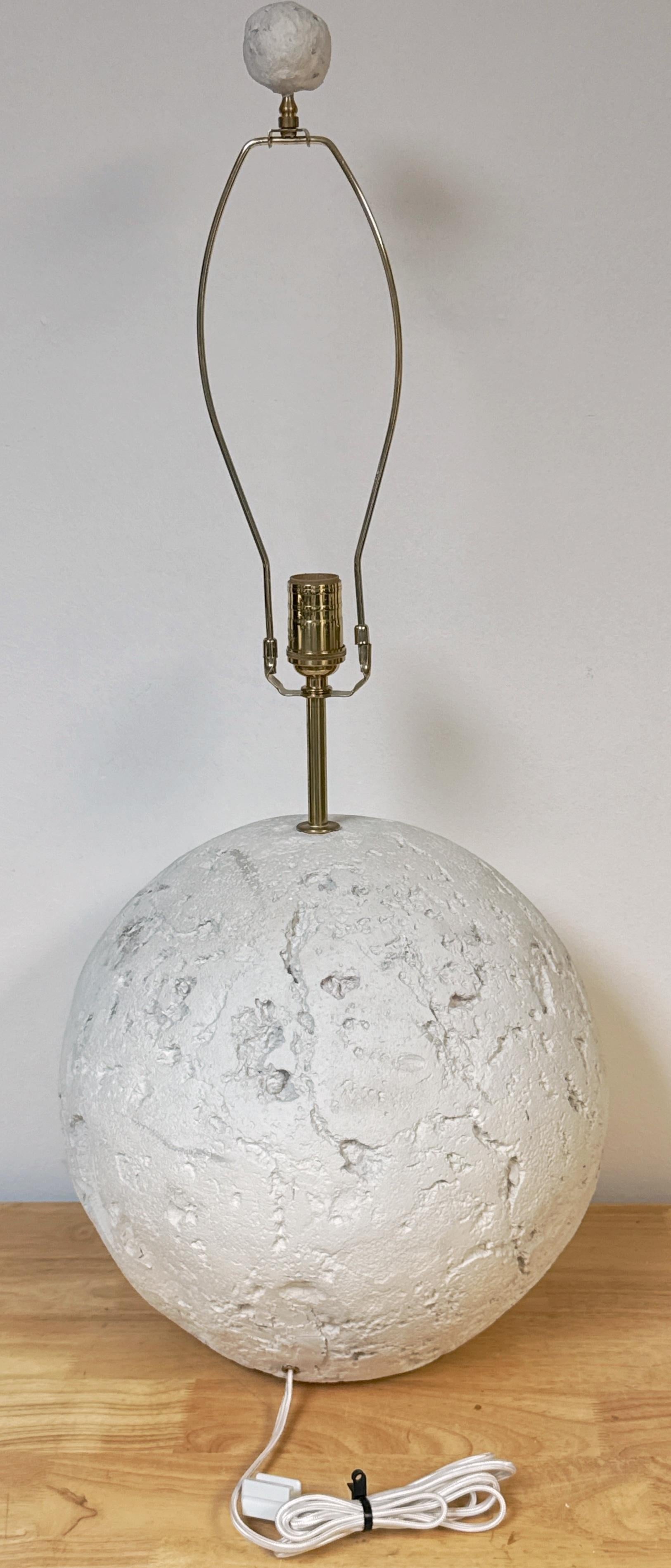 Coquina grande/Corallo  Lampada a forma di orbita in pietra, con rifinitura In condizioni buone in vendita a West Palm Beach, FL