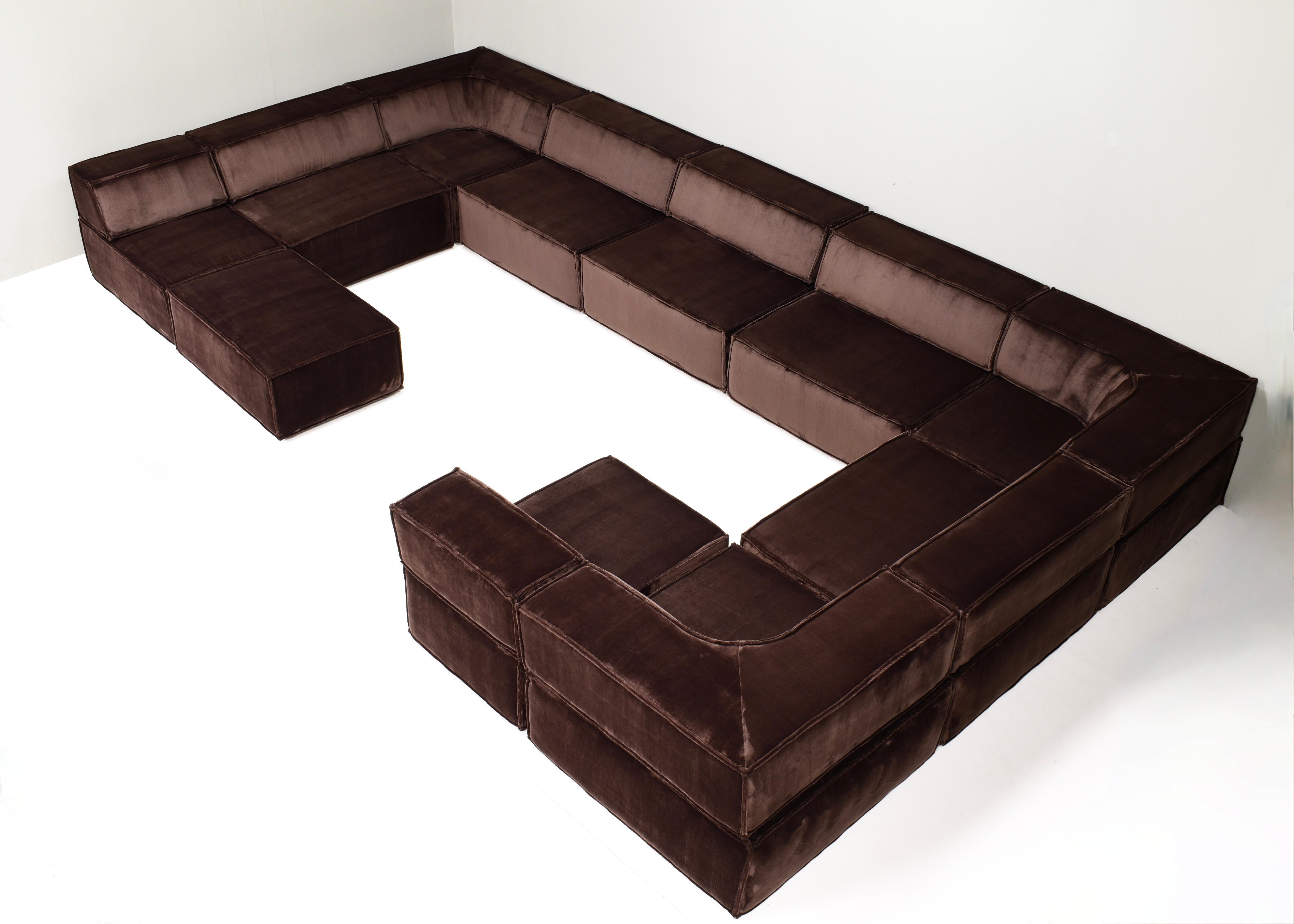Divano Trio Vintage CORS in nuovo velluto marrone cioccolato scuro.
Il velluto può essere facilmente spazzolato per dargli un aspetto diverso, con toni di marrone più chiari e più scuri (vedi i diversi look nelle immagini).

Composto da più moduli,