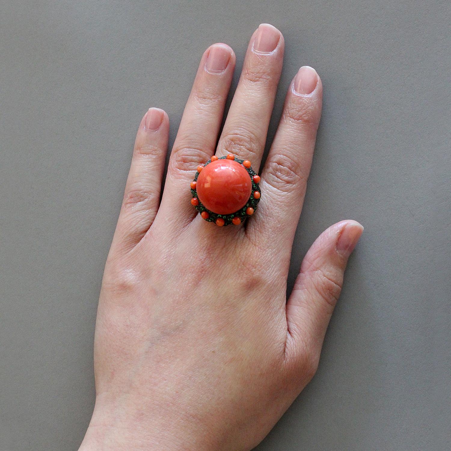 Anello Cocktail in oro con corallo e tsavorite in vendita 1
