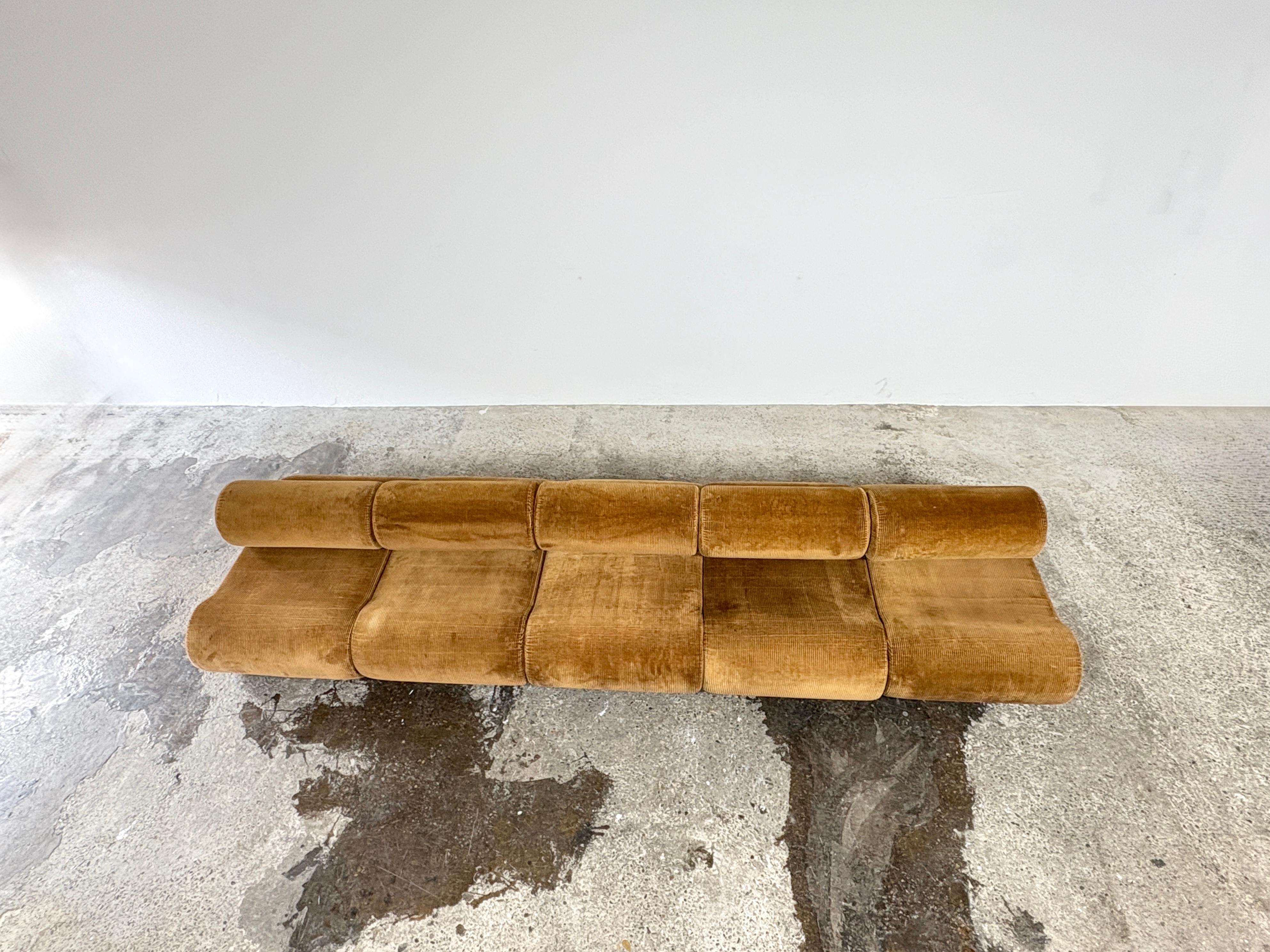 Divano componibile Corbi disegnato da Klaus Uredat per CORS, Germania 1969

Cinque elementi del divano con schienale 
in tessuto originale di velluto a coste marrone

Misure: 
Lunghezza 350 cm x profondità 108 cm x altezza 62 cm

Con il suo progetto