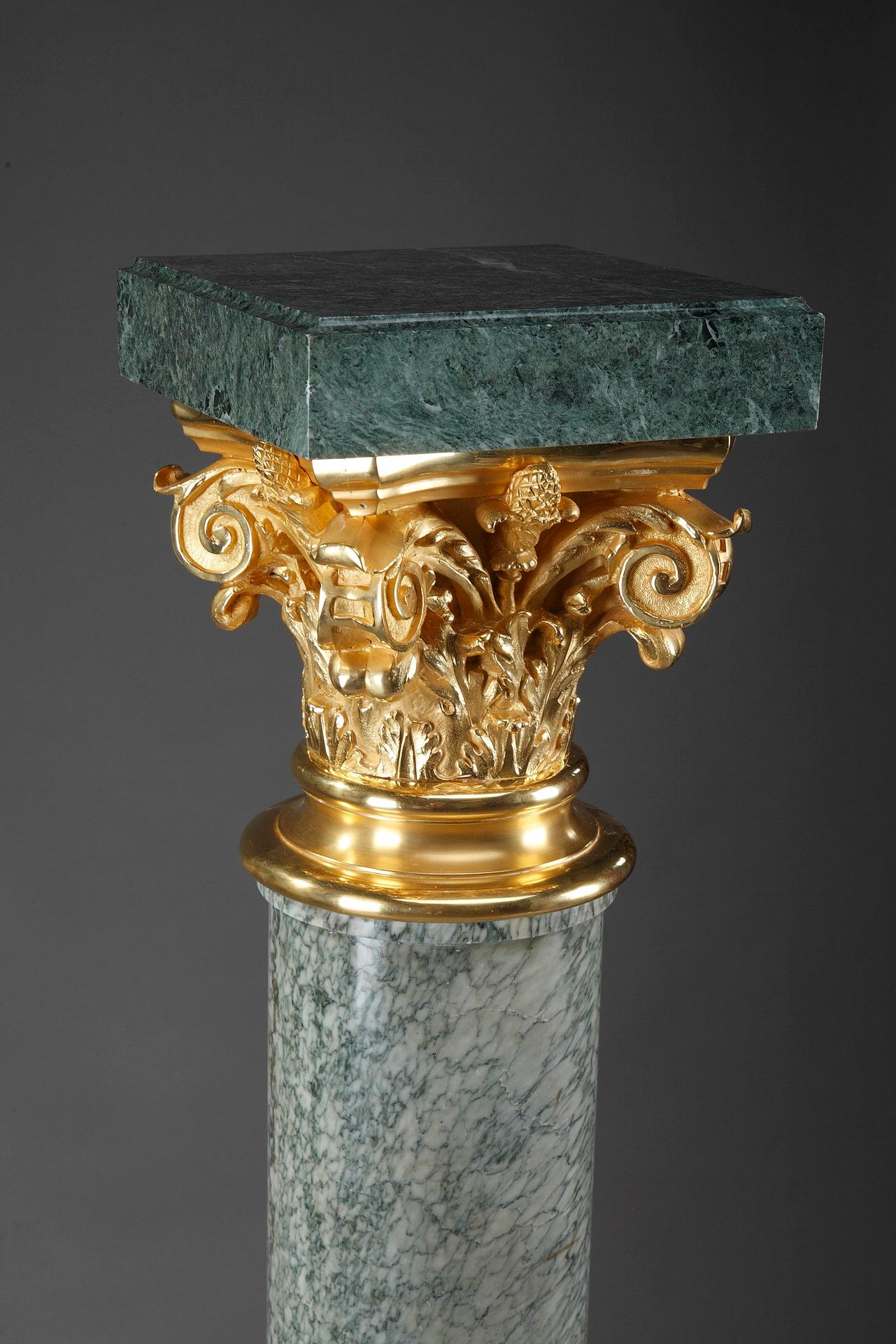 Français Grand piédestal corinthien en marbre et bronze doré en vente