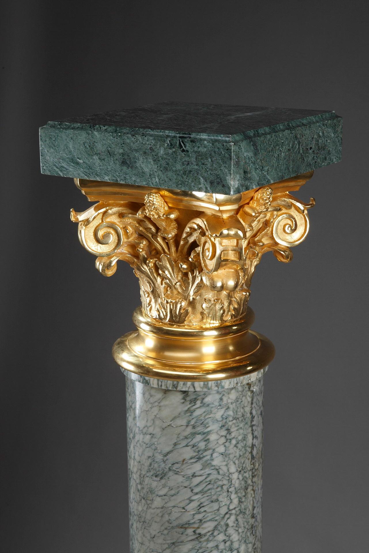 Doré Grand piédestal corinthien en marbre et bronze doré en vente