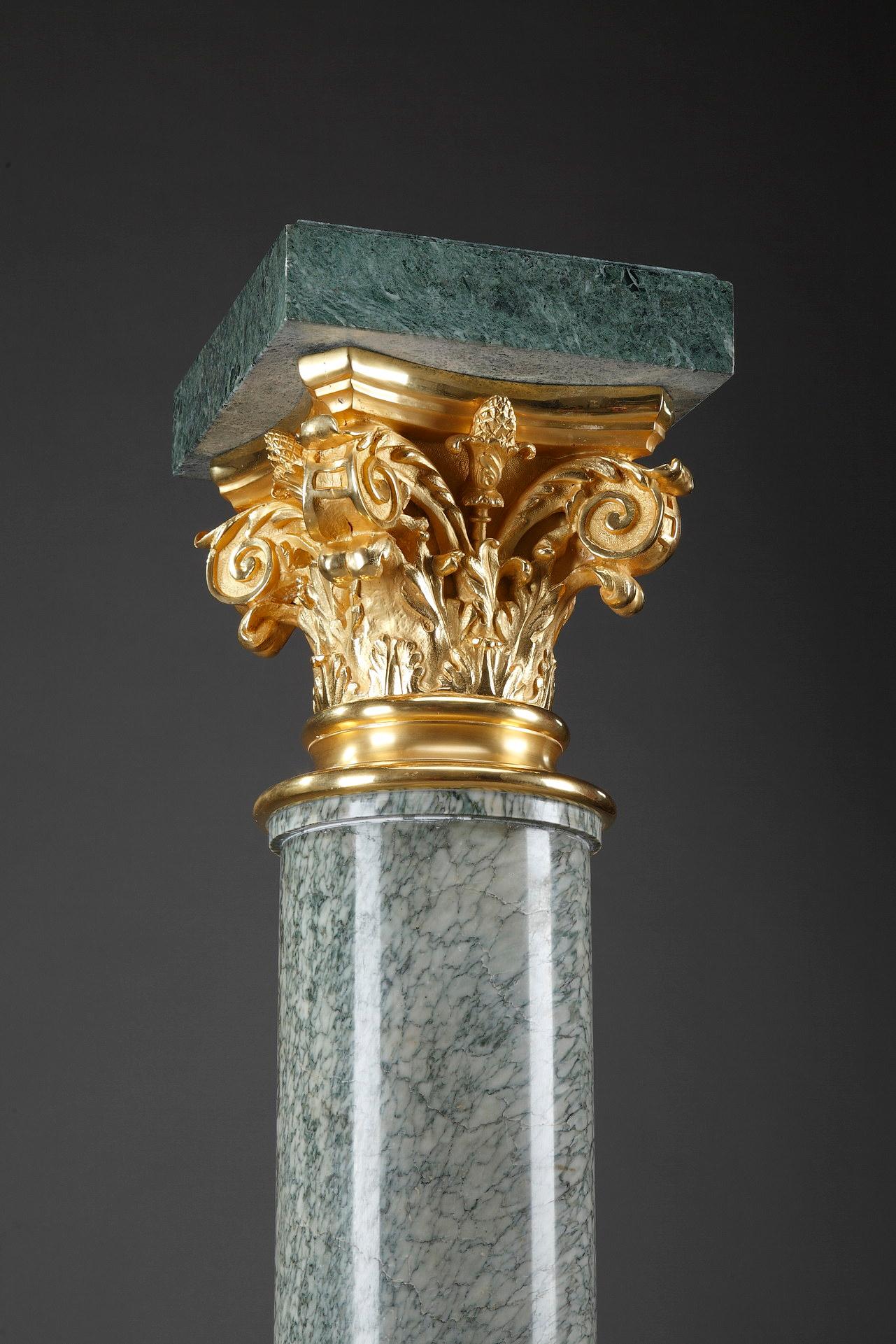 Milieu du XIXe siècle Grand piédestal corinthien en marbre et bronze doré  en vente