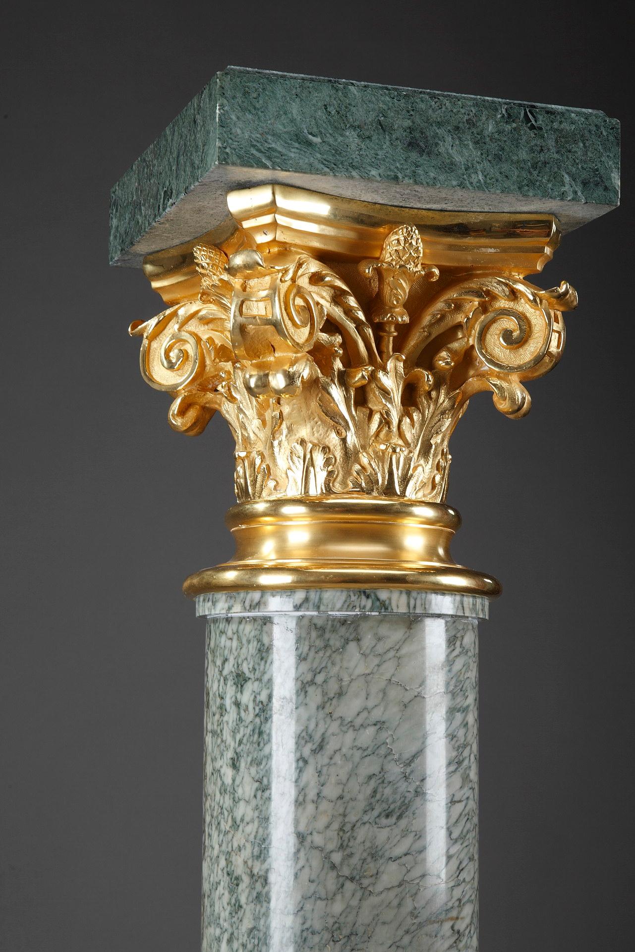Bronze Grand piédestal corinthien en marbre et bronze doré  en vente