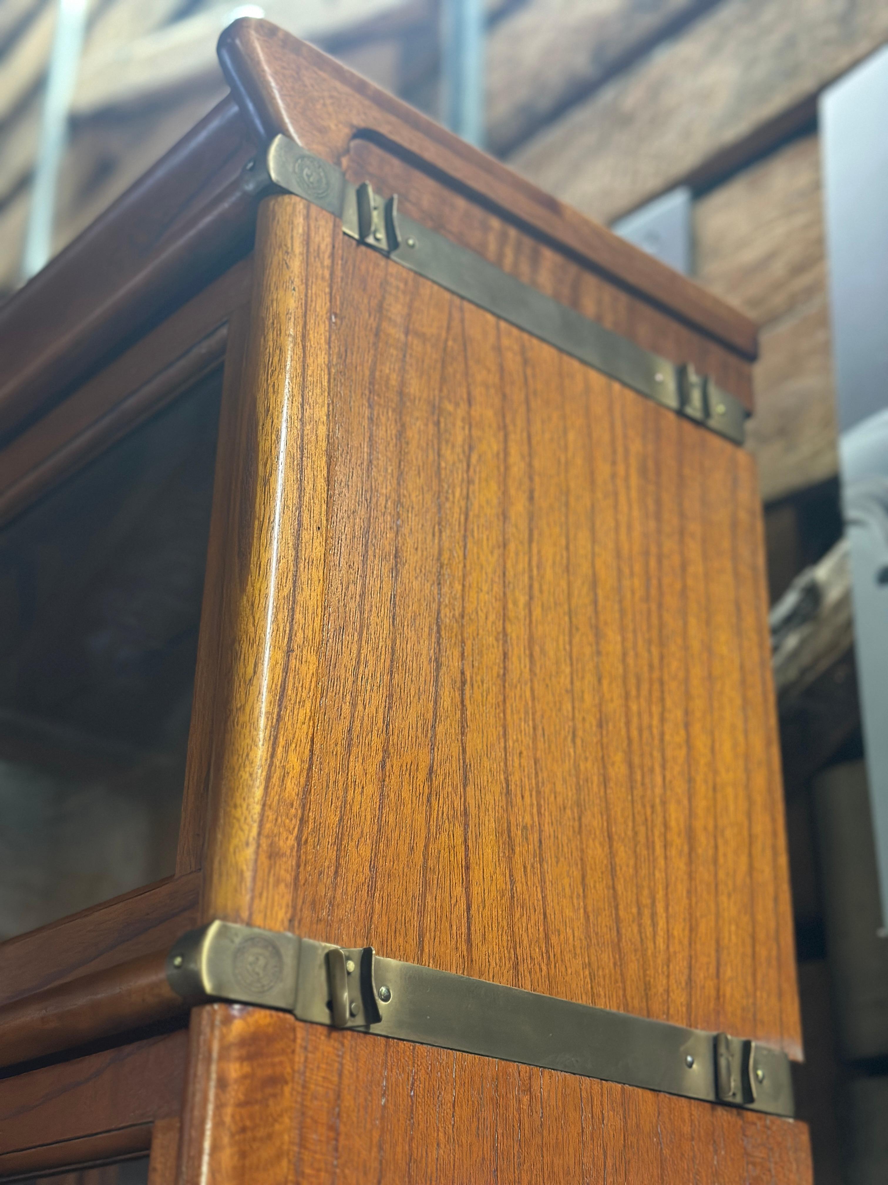 Grande libreria componibile ad angolo Barrister, Replica di Studio Globe Wernicke in vendita 4