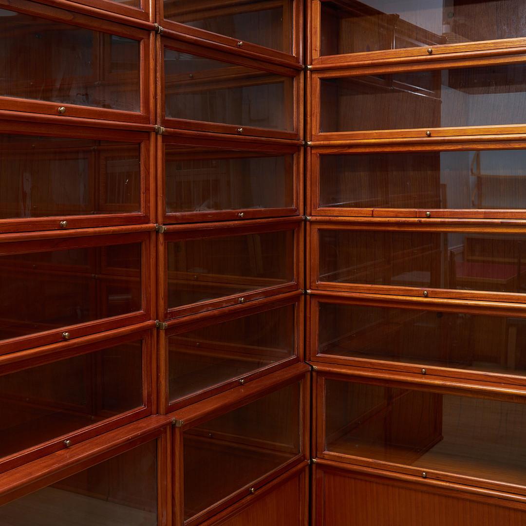 Svedese Grande libreria componibile ad angolo Barrister, Replica di Studio Globe Wernicke in vendita