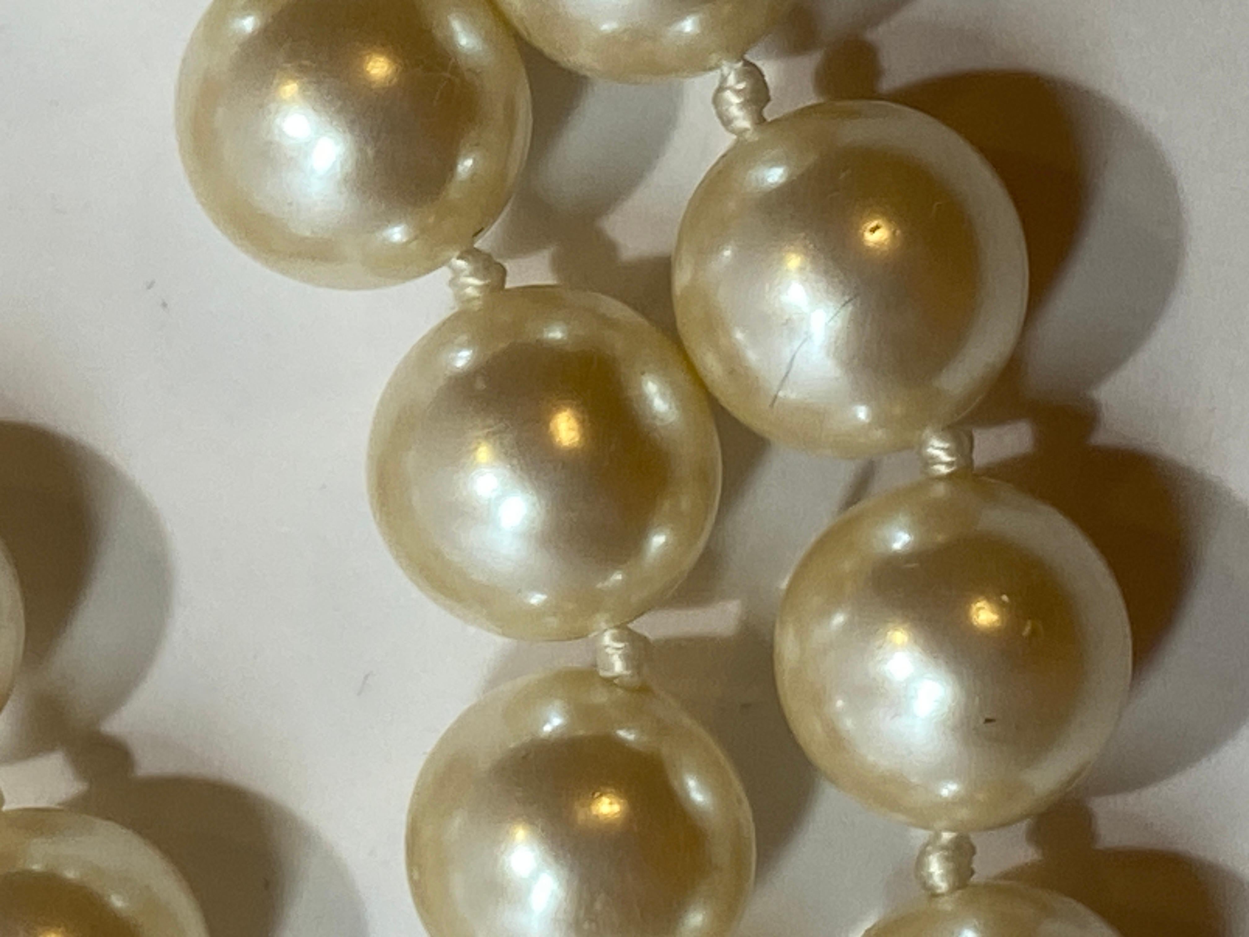 Große extra lange handgeknüpfte Chanel-Perlenkette mit Kostüm im Angebot 13