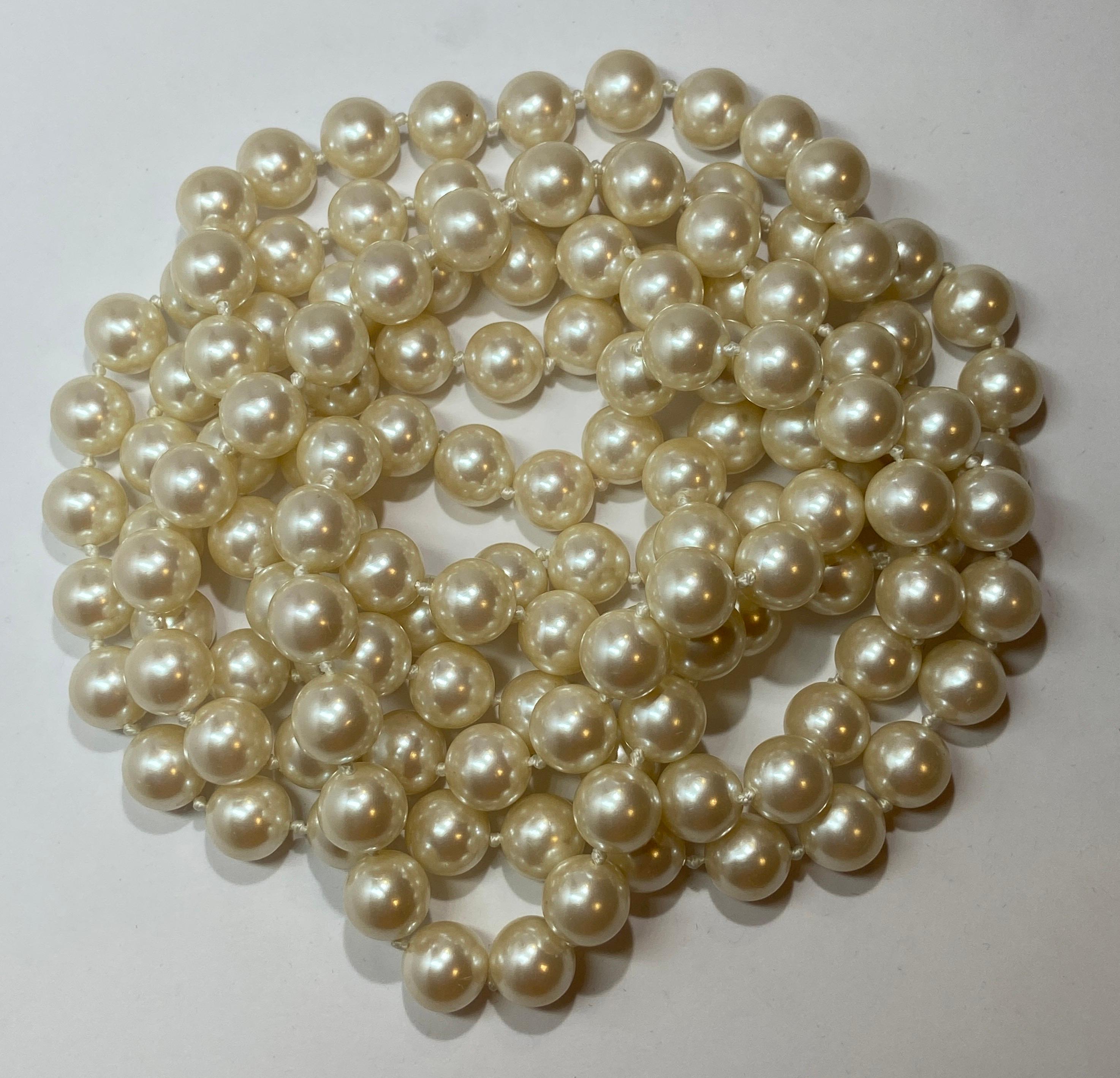 Large Costume Extra-Long Hand-Knotted Chanel-Like Pearl Necklace For Sale 11