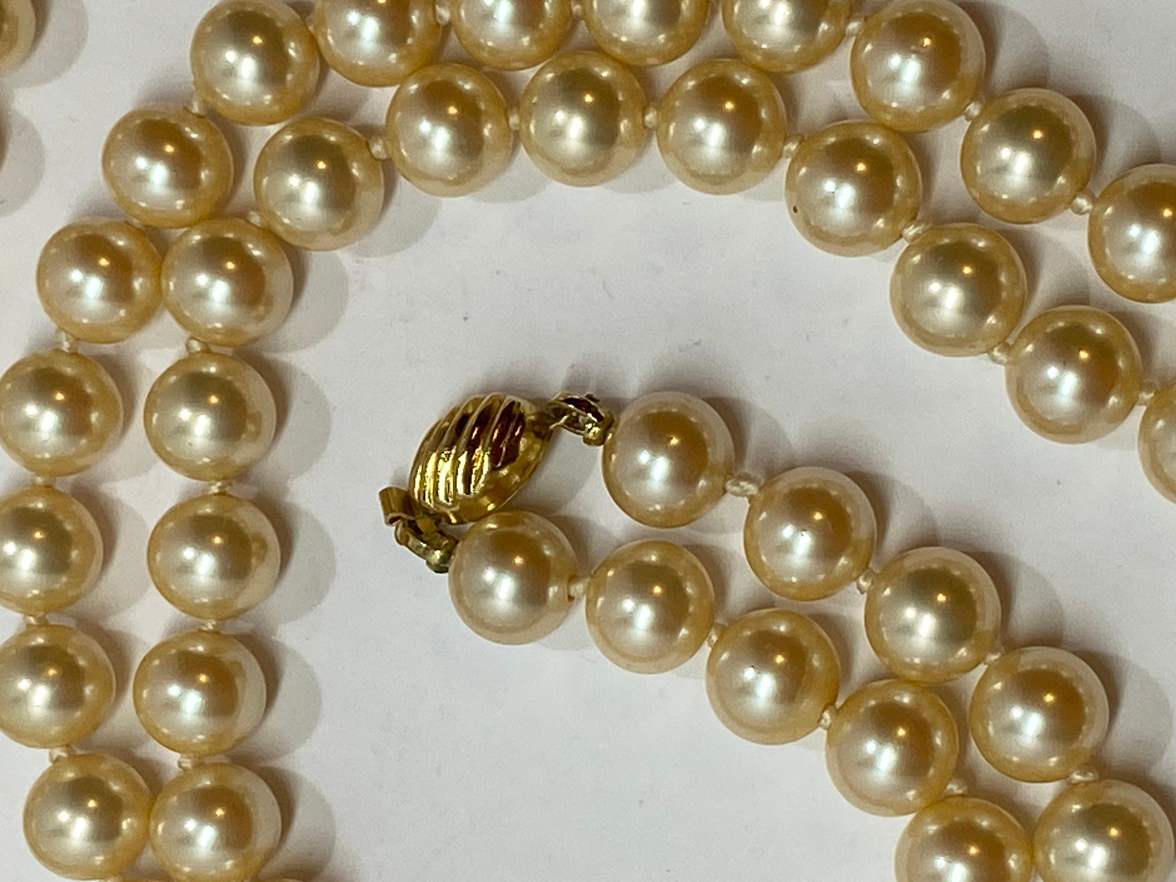 Marvella Elegante handgeknüpfte Perlen-Halskette mit poliertem Goldverschluss (Barock) im Angebot
