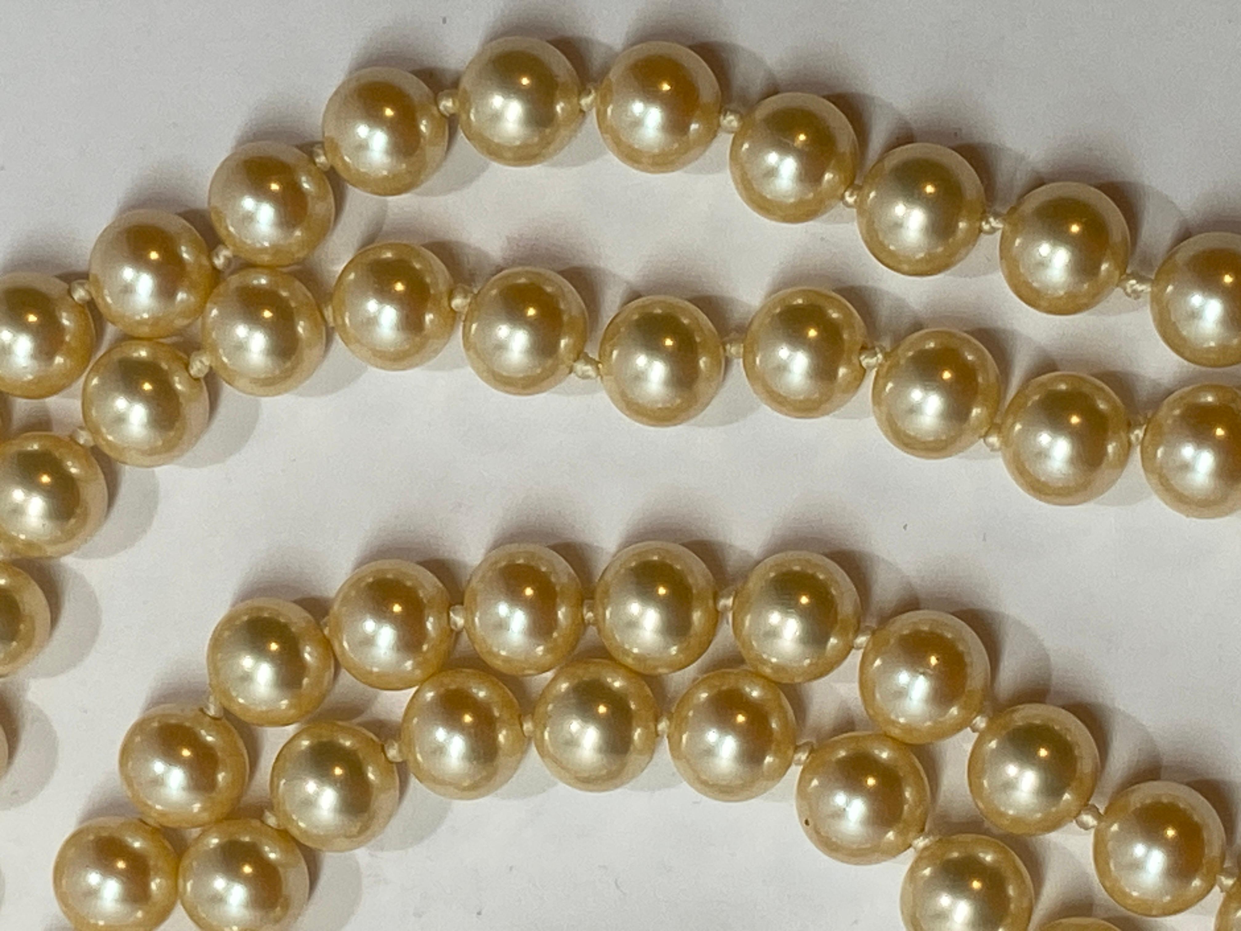 Marvella Elegante handgeknüpfte Perlen-Halskette mit poliertem Goldverschluss im Angebot 1