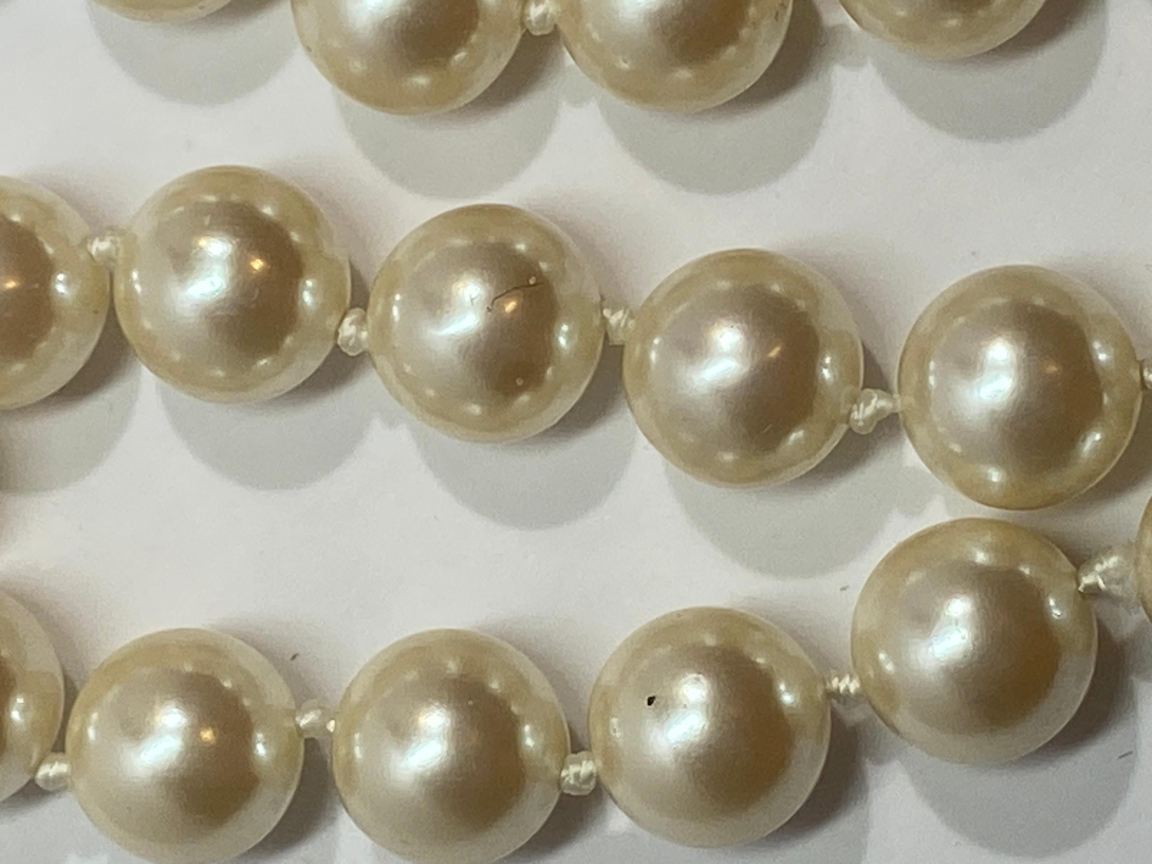 Große extra lange handgeknüpfte Chanel-Perlenkette mit Kostüm im Angebot 2