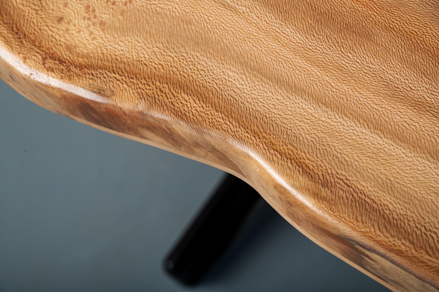 Großer Cotemporary French Plane Massivholz Live Edge Esstisch für 10 Personen
Erhöhen Sie Ihr Esserlebnis mit diesem wirklich bemerkenswerten Tisch aus massivem französischem Platanenholz mit lebendiger Kante. Die lebhafte Maserung und die
