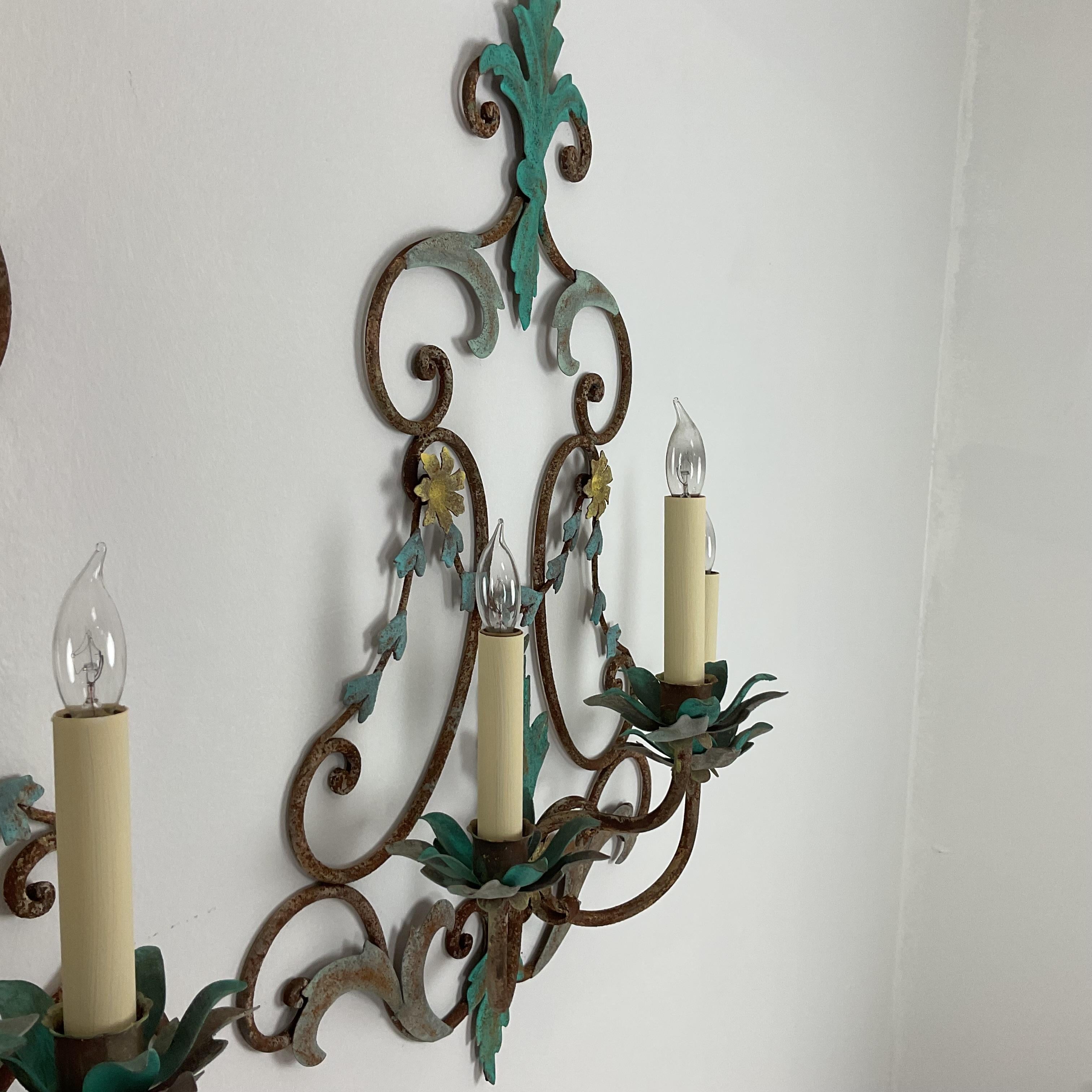 Pareja de Aplique de Irom Forjado a Mano Estilo Francés del Condado. Todos los cables, enchufes y manguitos nuevos. Caprichosos colores desvaídos de verdes, azules y amarillos. Acabado de óxido en los marcos.