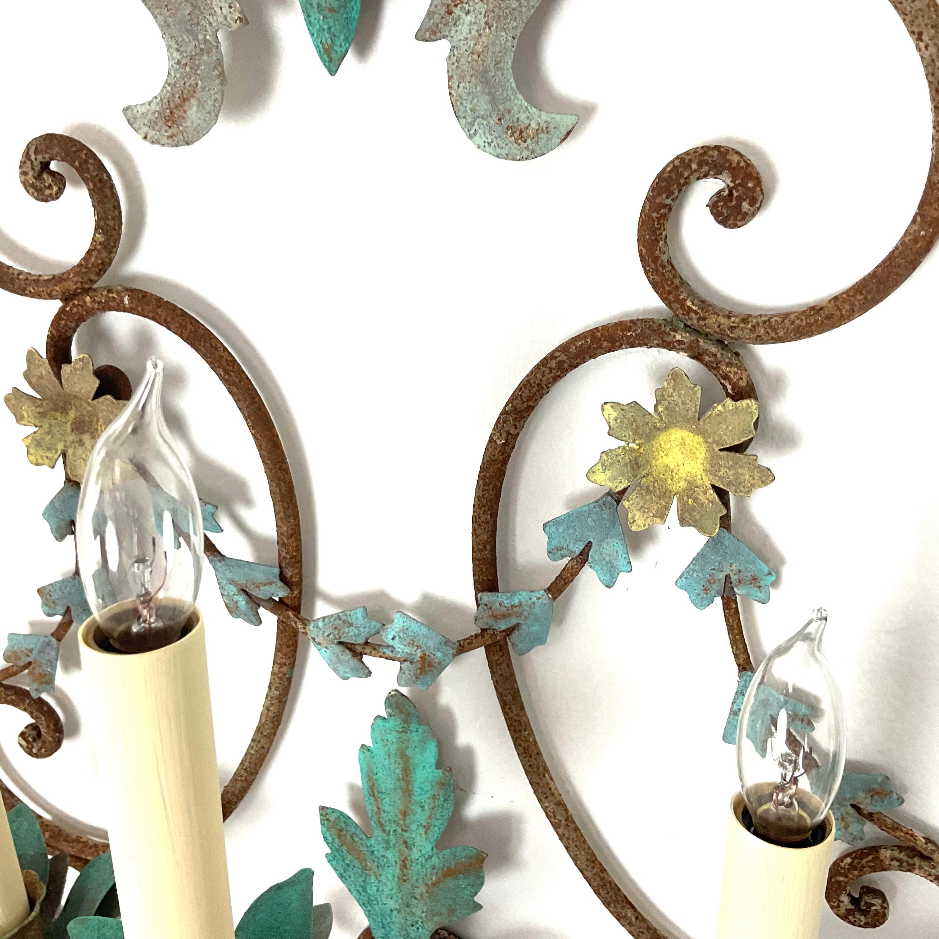 Pareja de grandes candelabros de hierro de estilo rural francés Francés en venta