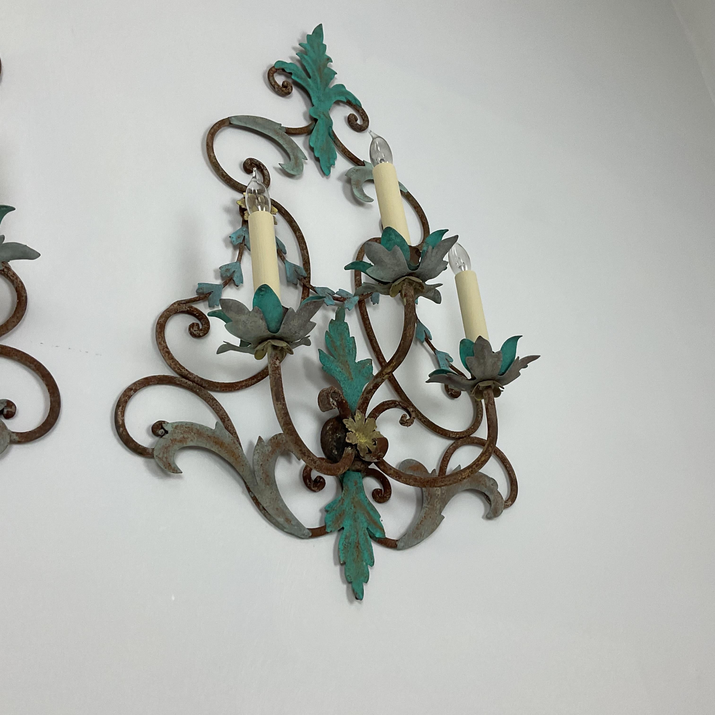 Pareja de grandes candelabros de hierro de estilo rural francés en Bueno estado para la venta en West Palm Beach, FL